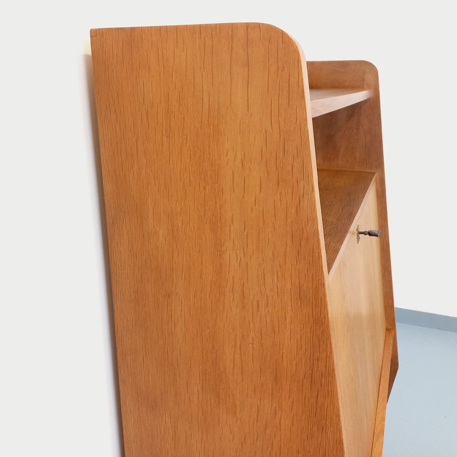 photo vintage Brutalistisch eiken secretaire, jaren 1960