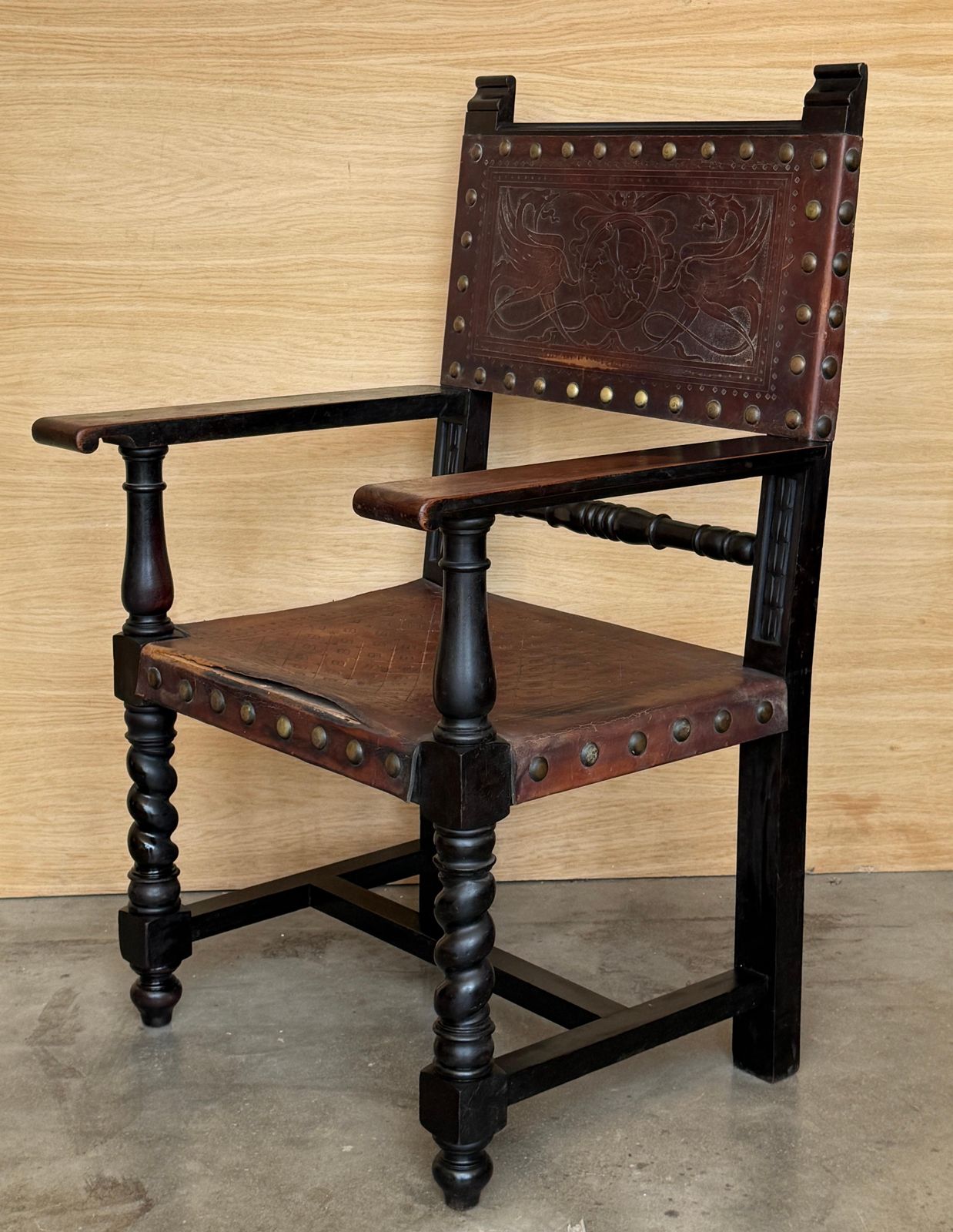 Fauteuil espagnol à colonnes torses, dossier en cuir repoussé et clous en laiton photo 1970.0