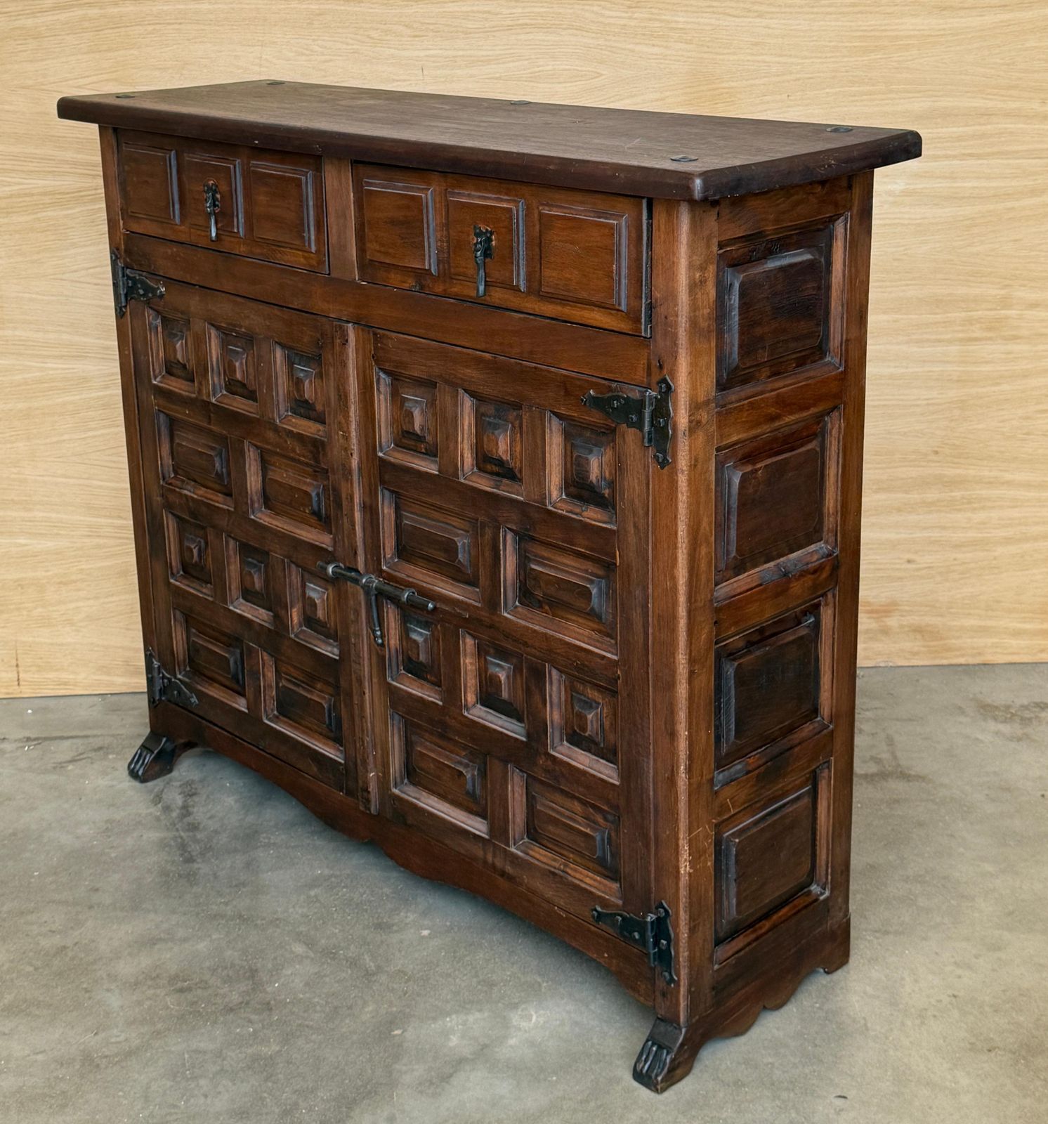Cabinet espagnol d'époque en bois massif sculpté, ferrures en fer et doubles portes photo 2766.0