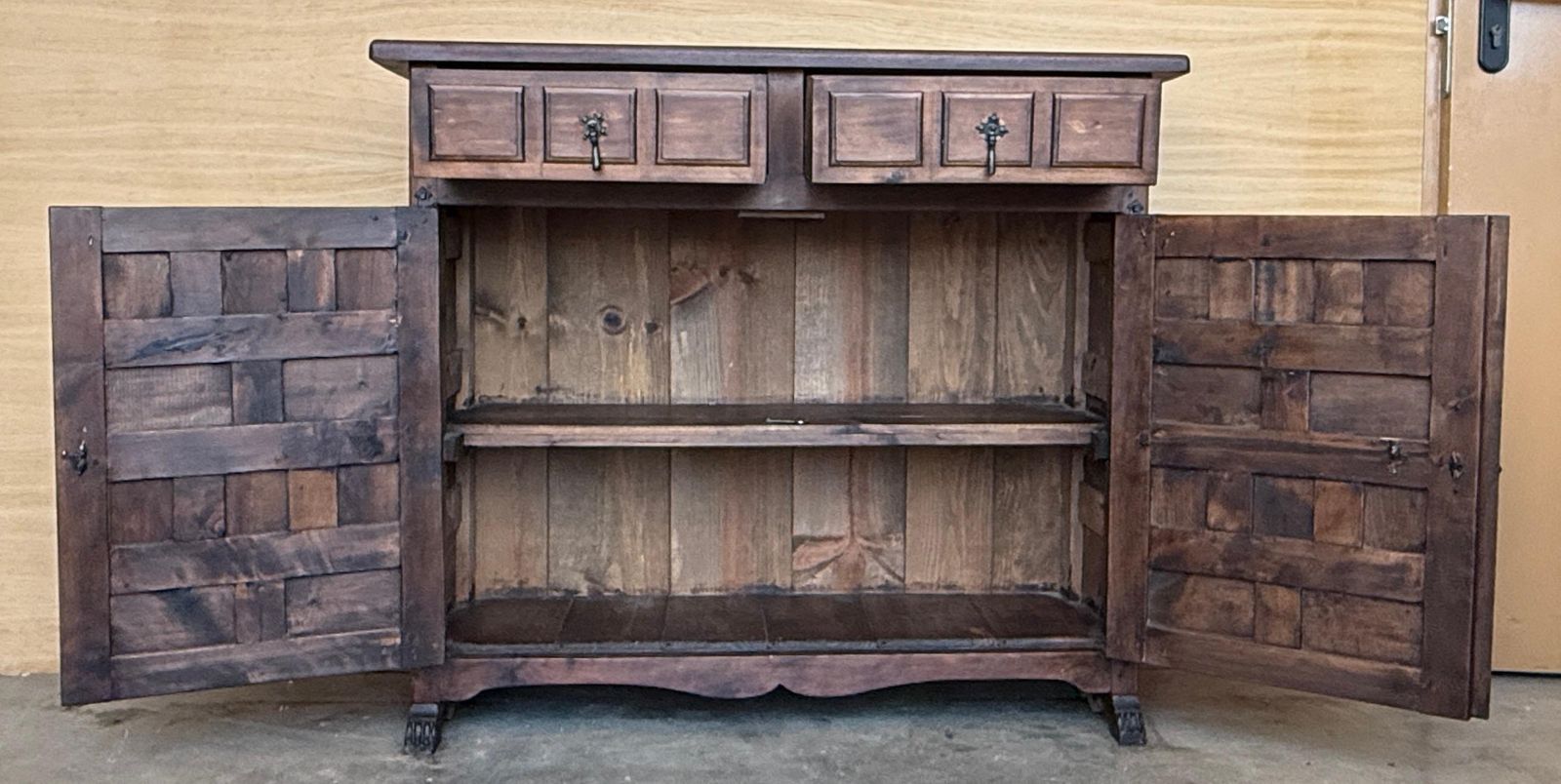 Cabinet espagnol d'époque en bois massif sculpté, ferrures en fer et doubles portes photo vinterior