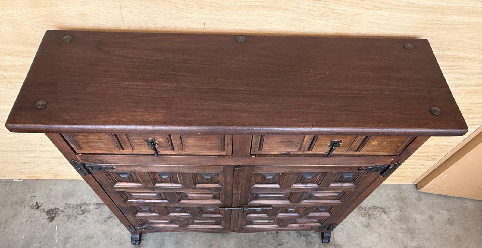 Cabinet espagnol d'époque en bois massif sculpté, ferrures en fer et doubles portes photo buy