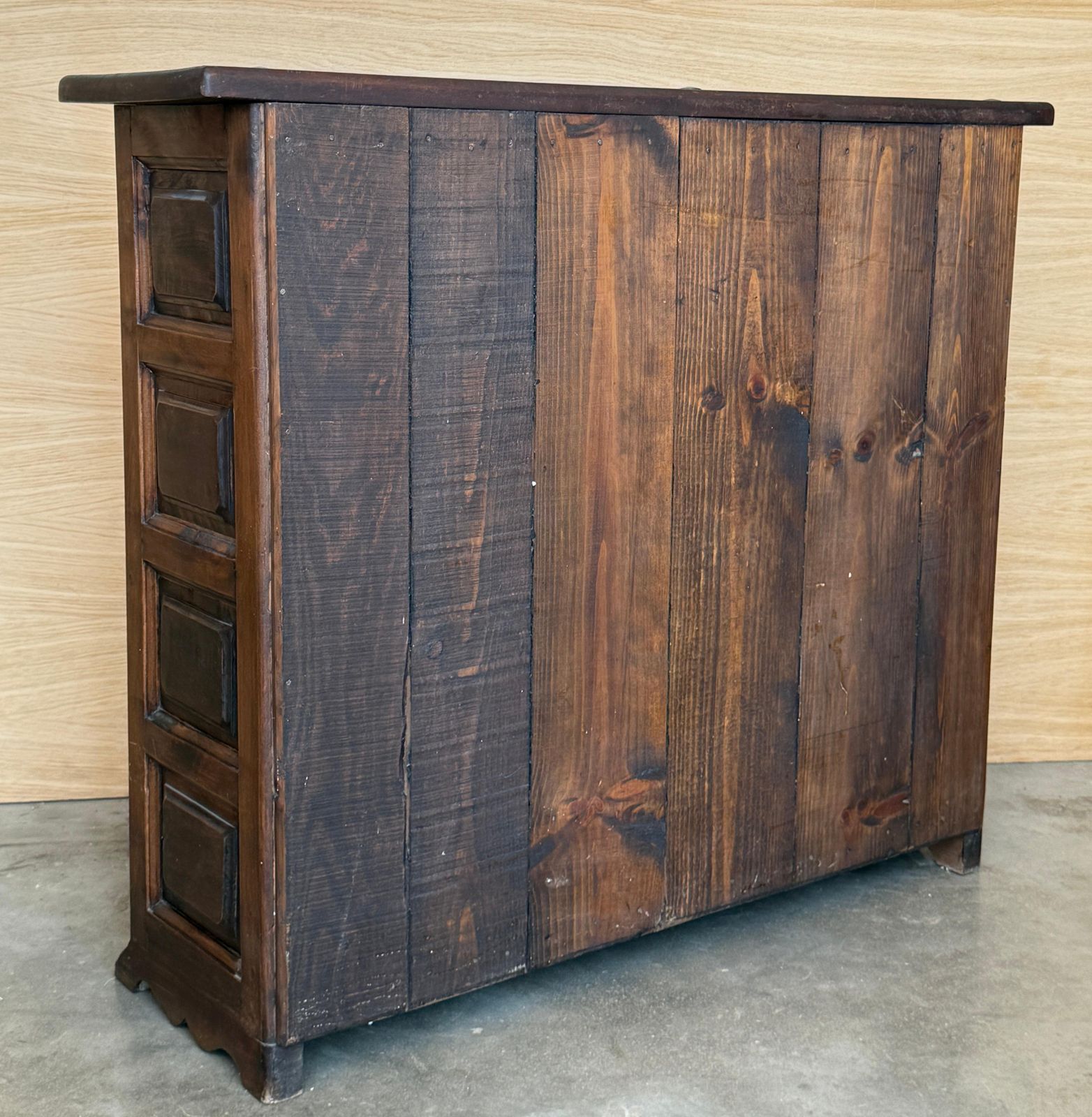 Cabinet espagnol d'époque en bois massif sculpté, ferrures en fer et doubles portes photo vintage