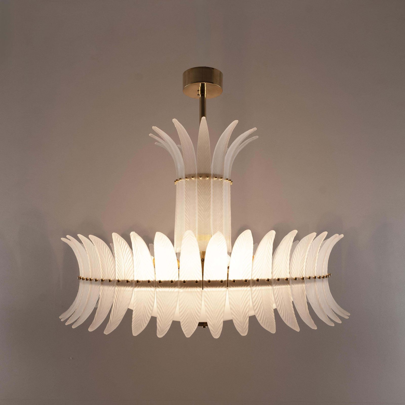 Art Deco stijl Italiaanse Murano glas veren kroonluchter met messing details photo vinterior