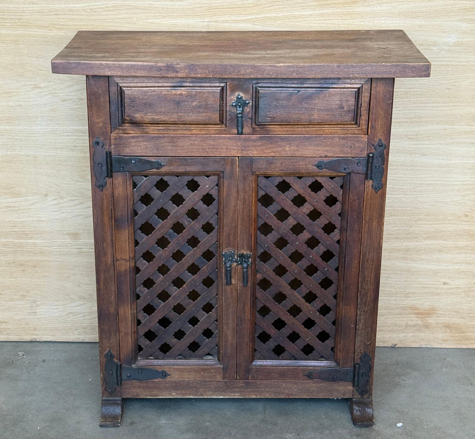 Armoire rustique espagnole en bois massif, portes à claire-voie et ferrures en fer photo furniture