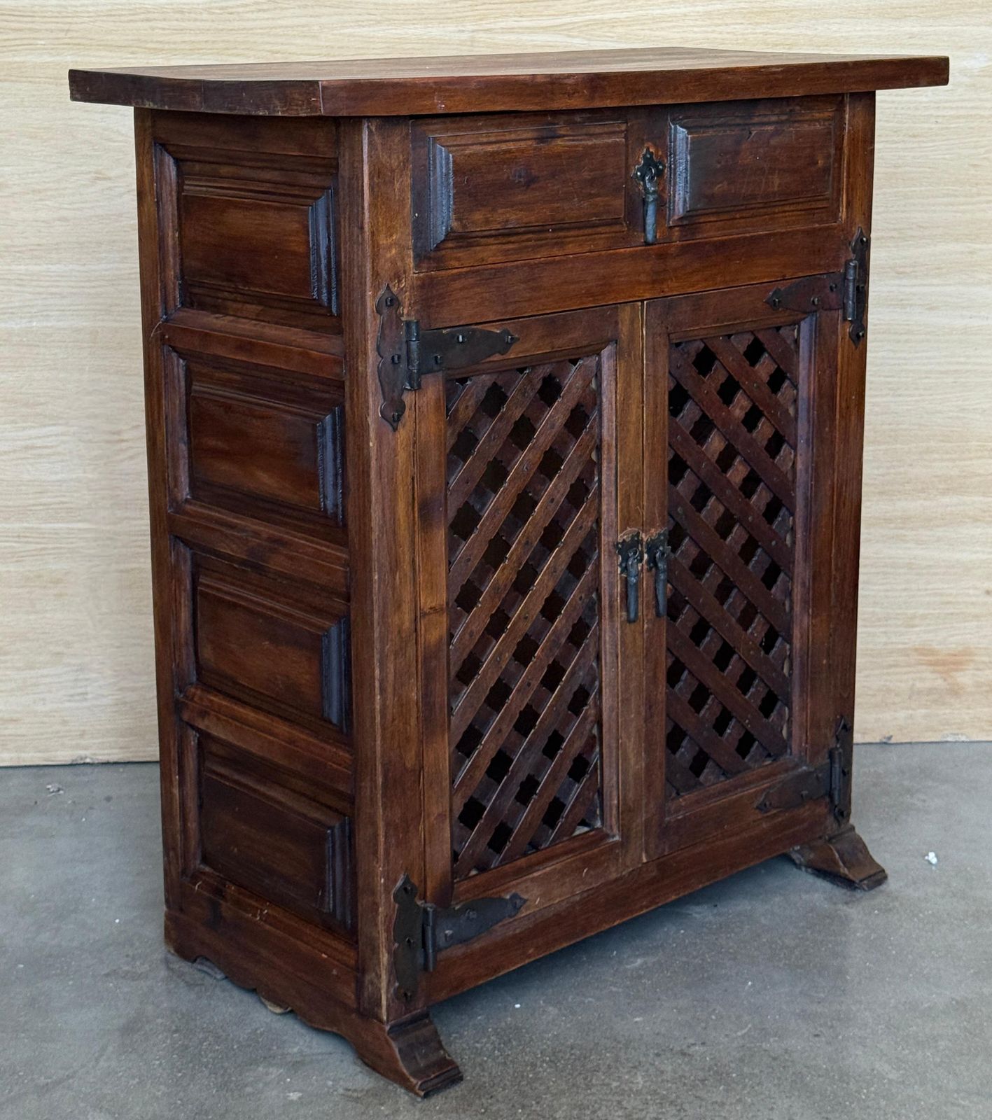 Armoire rustique espagnole en bois massif, portes à claire-voie et ferrures en fer photo for sale