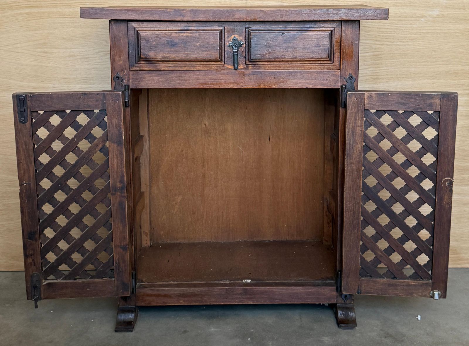 Armoire rustique espagnole en bois massif, portes à claire-voie et ferrures en fer photo 1694.0
