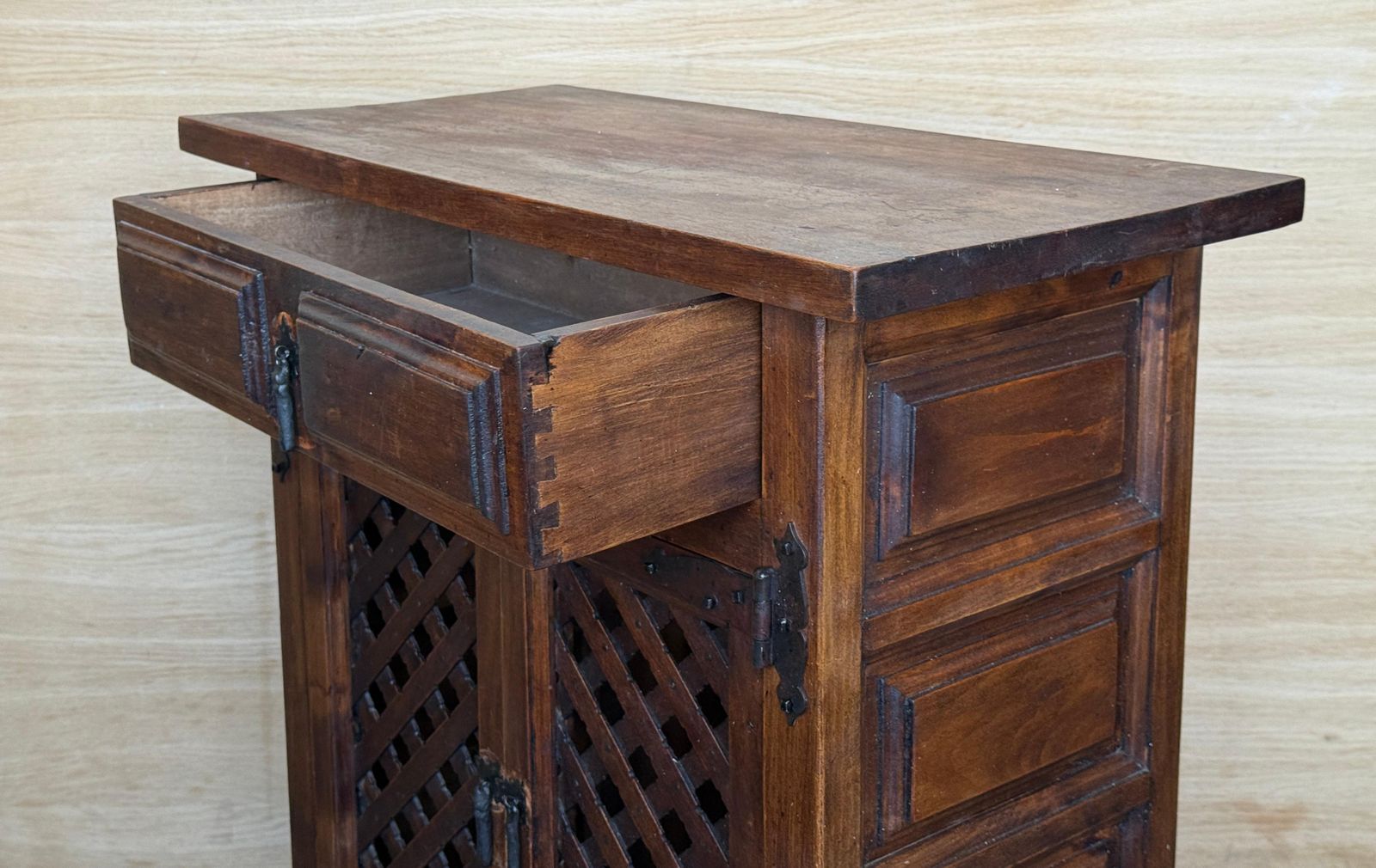 Armoire rustique espagnole en bois massif, portes à claire-voie et ferrures en fer photo vinterior