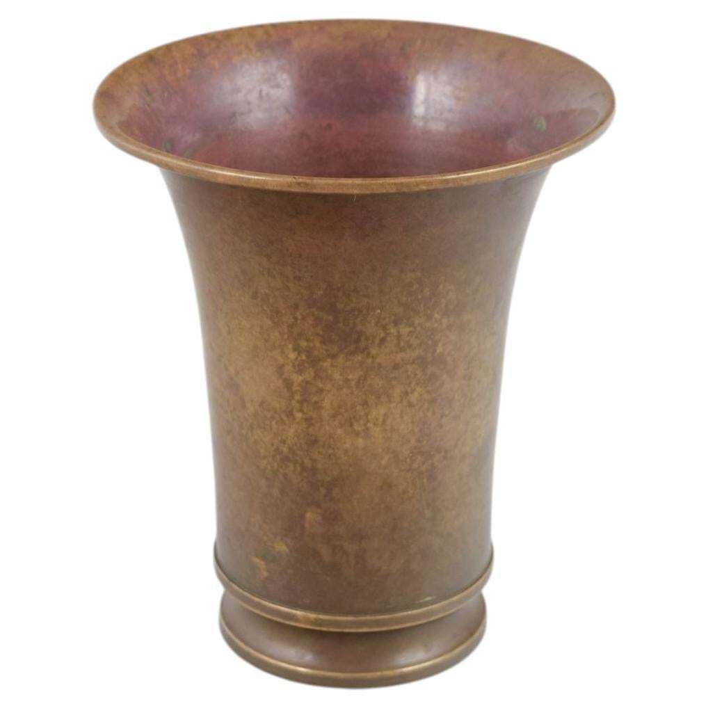 Vase Art Déco en bronze patiné. Danemark, années 1940