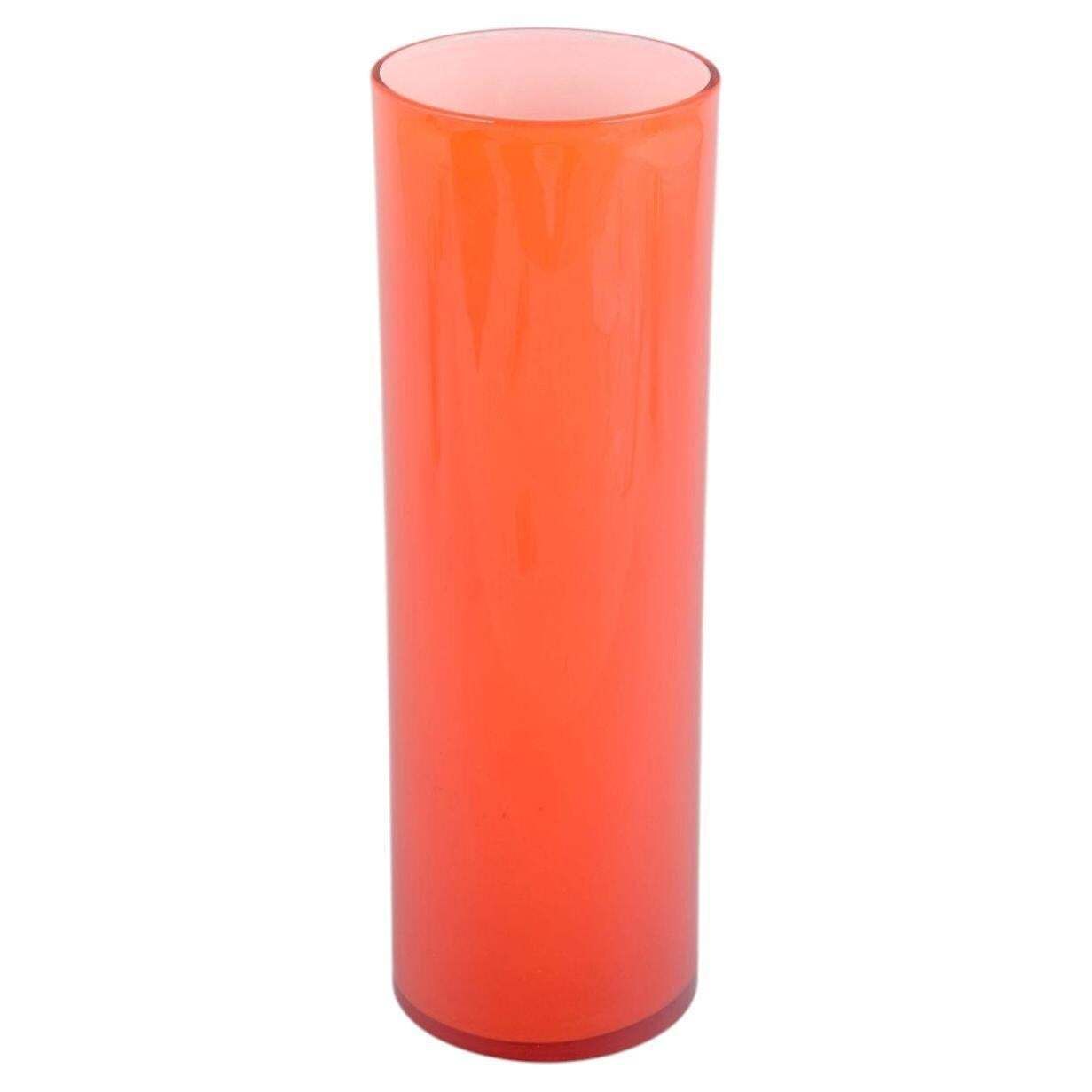Zweeds kunstglas. Vaas in levendig oranje glas met slanke cilindrische vorm, jaren 1970