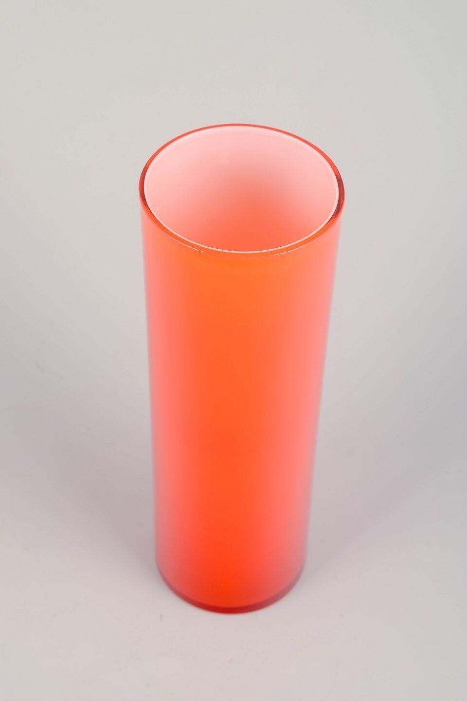 Zweeds kunstglas. Vaas in levendig oranje glas met slanke cilindrische vorm, jaren 1970 photo furniture