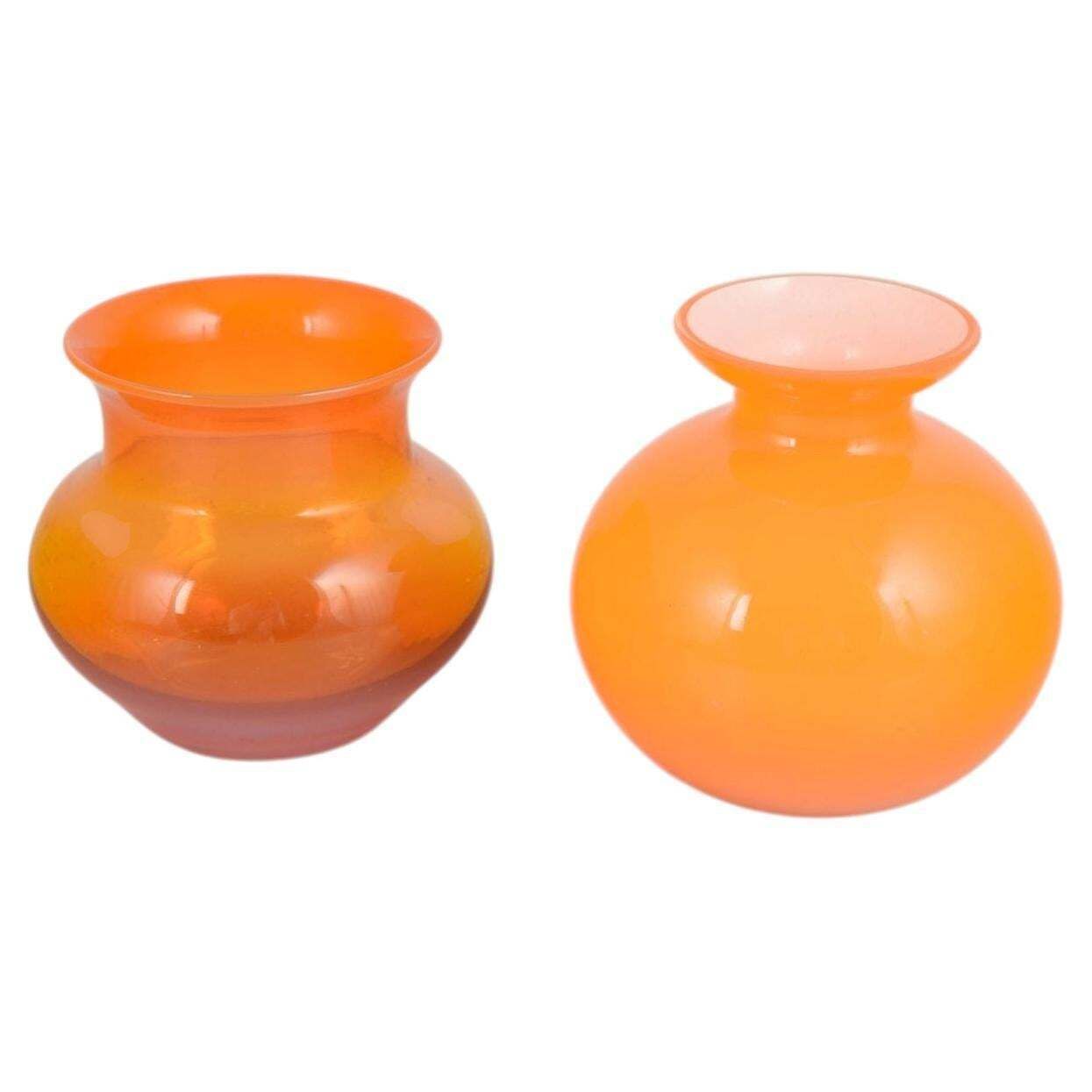 Zweeds kunstglas. Twee mondgeblazen vazen in levendig oranje glas. Jaren 1970