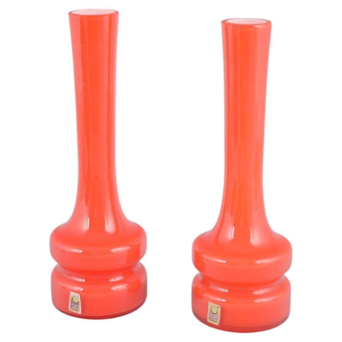 Hyllinge, Suède. Paire de vases en verre soufflé bouche orange vif, années 1970.
