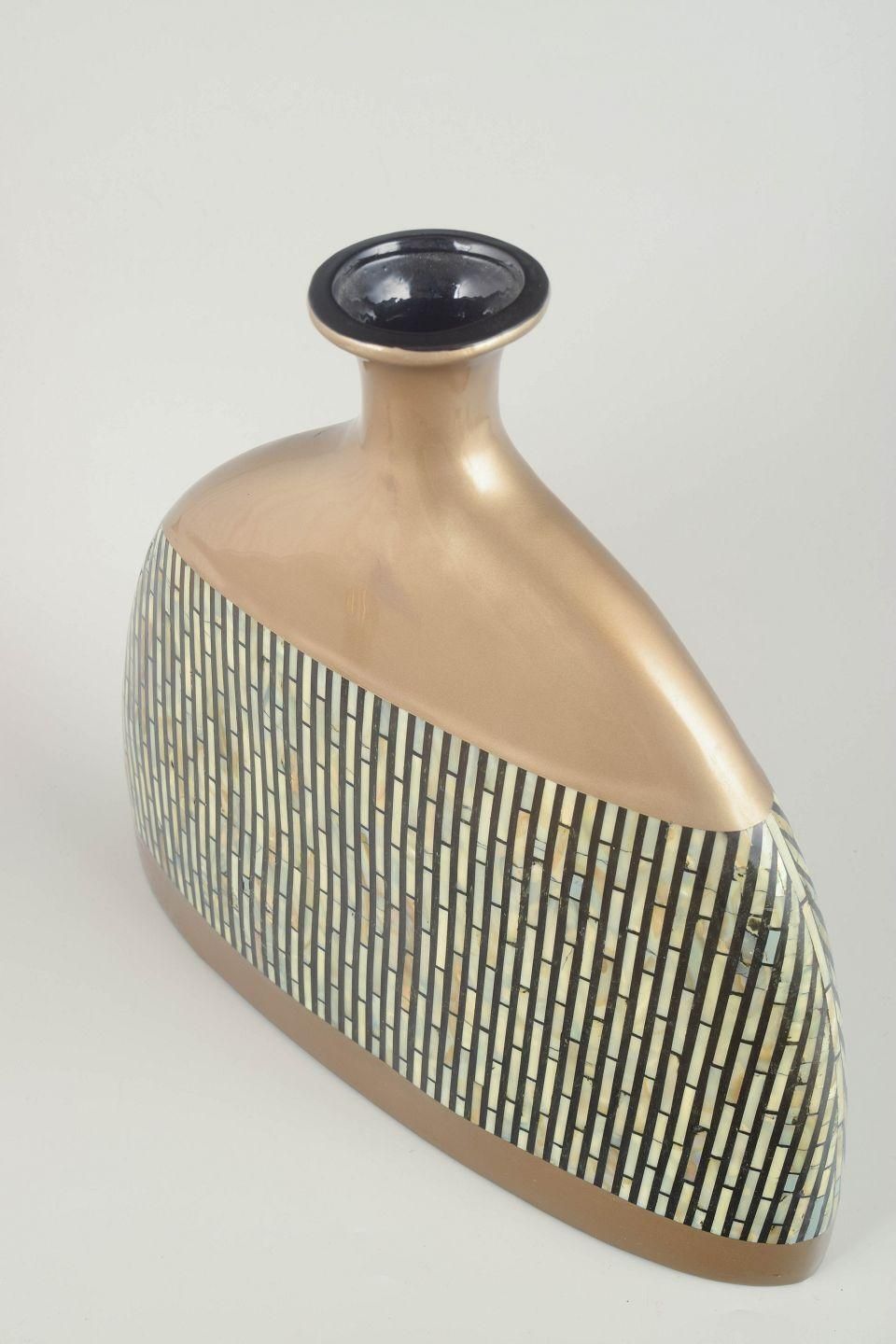 Céramique de studio européenne. Grand vase à décoration en mosaïque géométrique. photo furniture