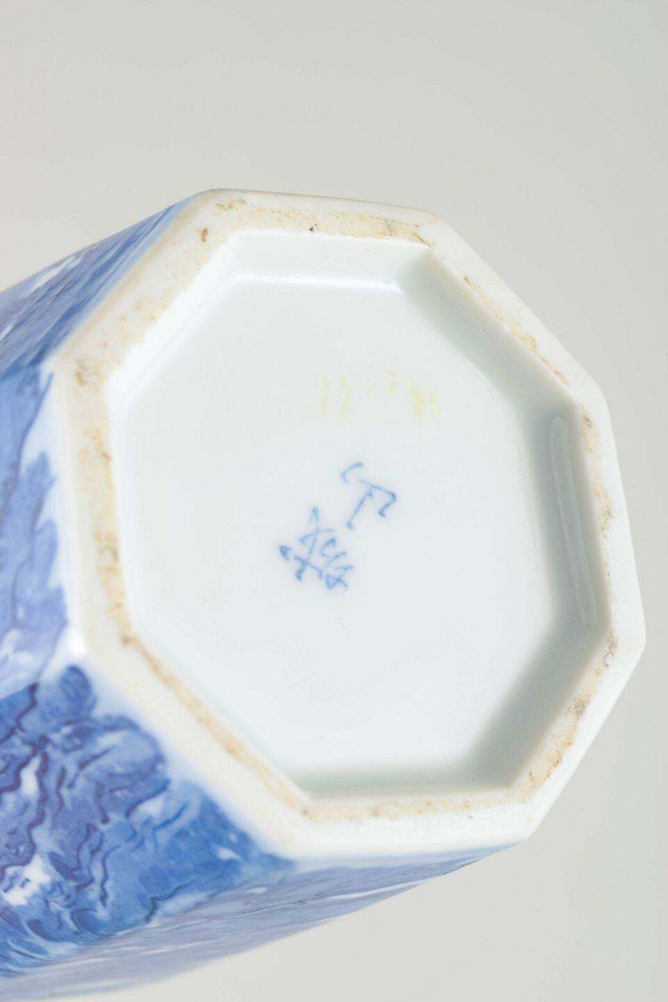 Chinese Porseleinen Vaas in Lichtblauwe Glazuur met Blauwe Boomdecoratie. photo Woonaccessoires