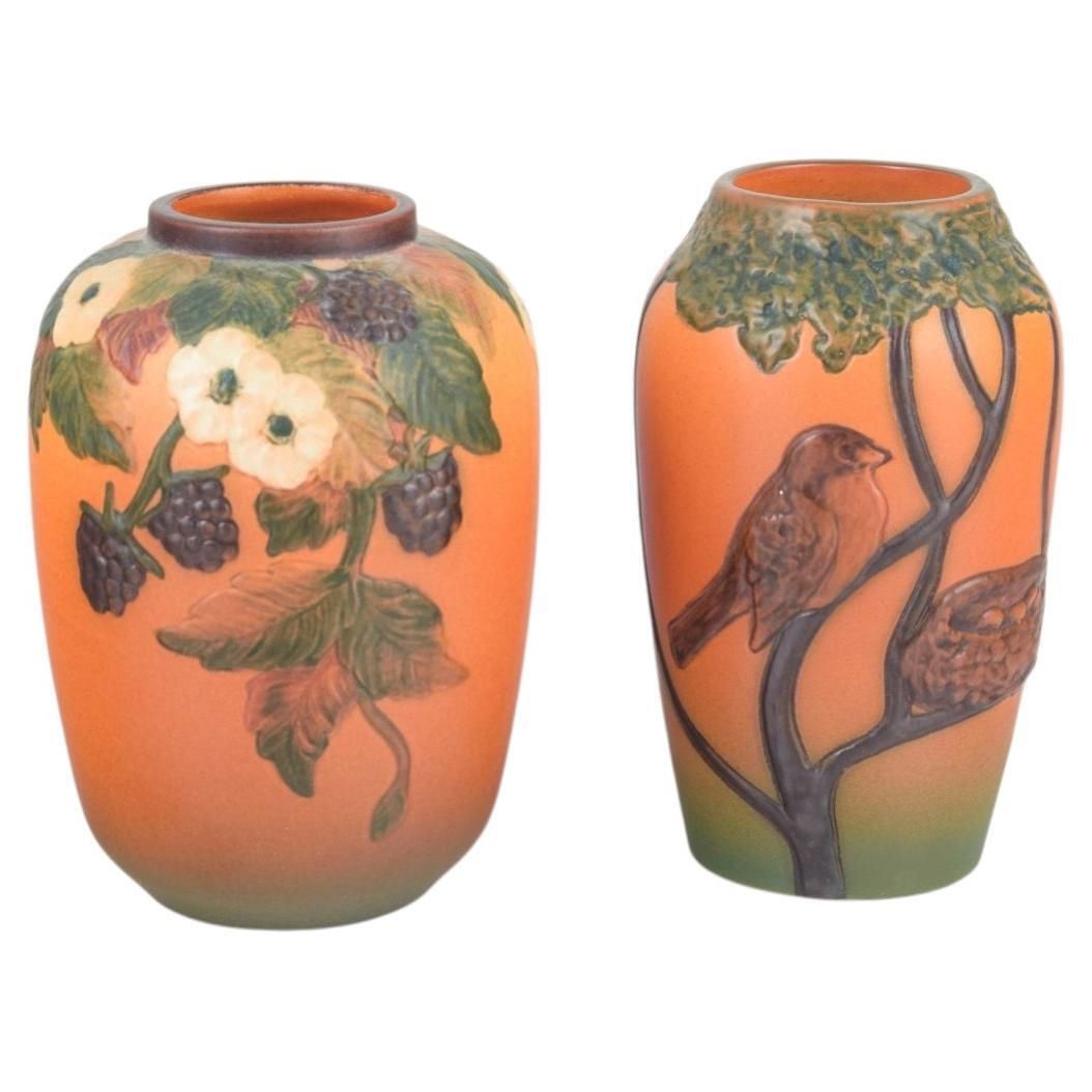 Ipsens Enke, Danemark. Deux vases en céramique dans des tons orange et vert chauds, années 1920/30
