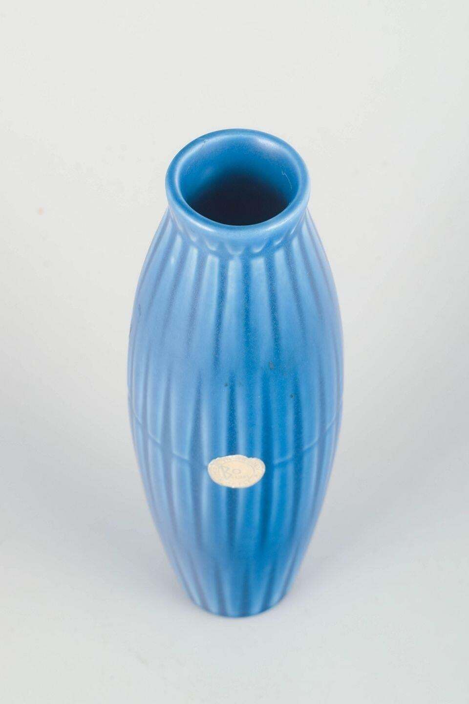 Bo Fajans, Gefle. Geribbelde vaas in matte blauwe glazuur. Jaren 1930. photo furniture