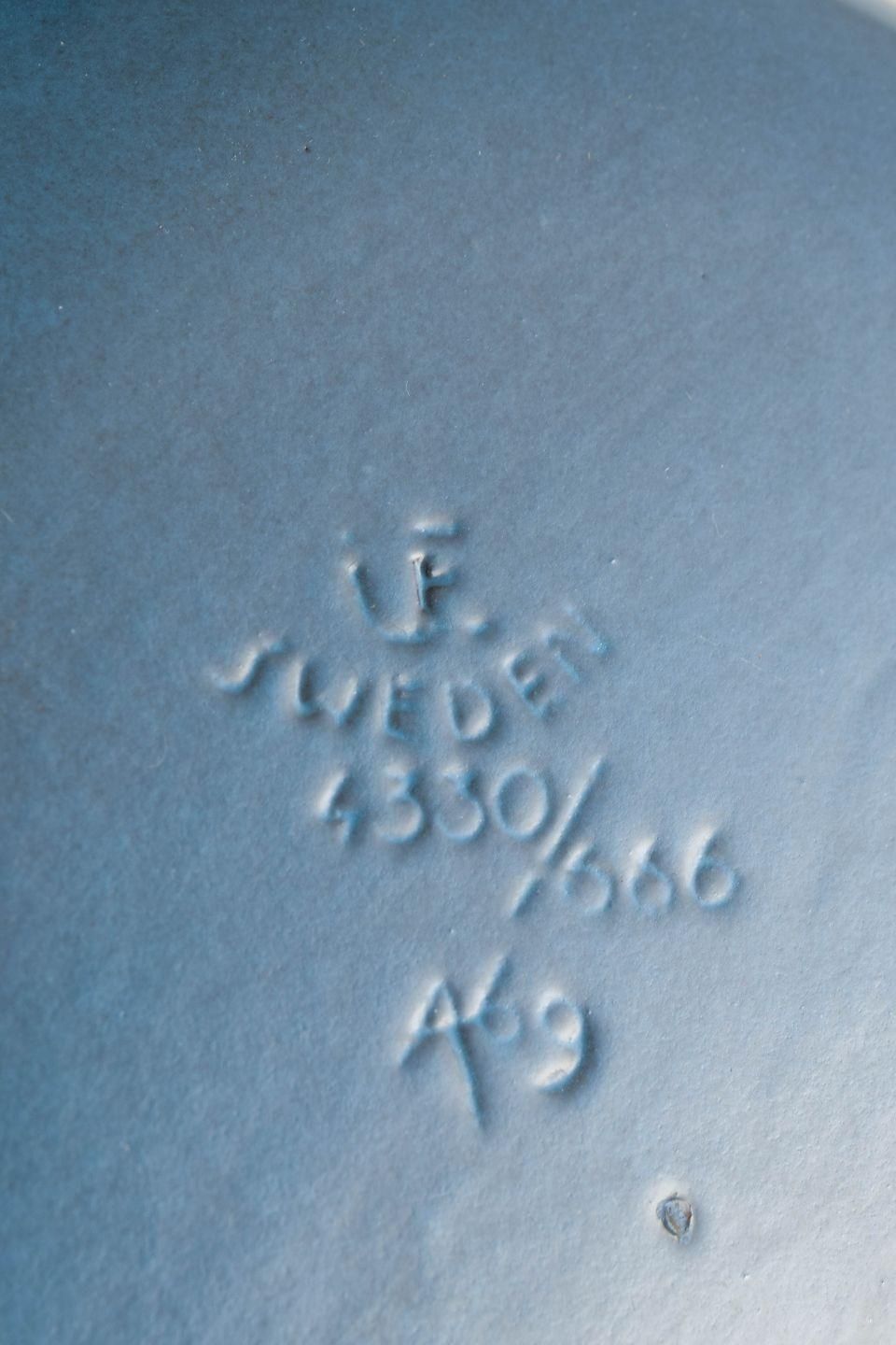 Ingrid Atterberg voor Upsala Ekeby. Vierkante stoneware schaal "Bris" met blauwe glazuur. photo Woonaccessoires