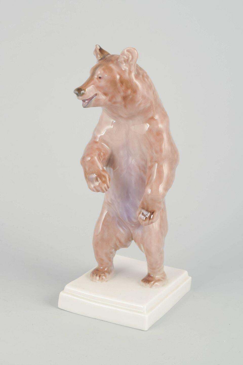 Figurine en porcelaine d'un ours brun debout, Erich Hösel pour Meissen. photo furniture