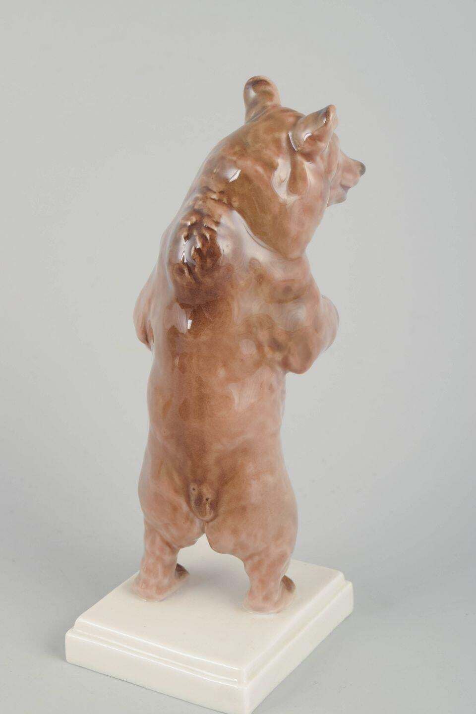 Figurine en porcelaine d'un ours brun debout, Erich Hösel pour Meissen. photo for sale
