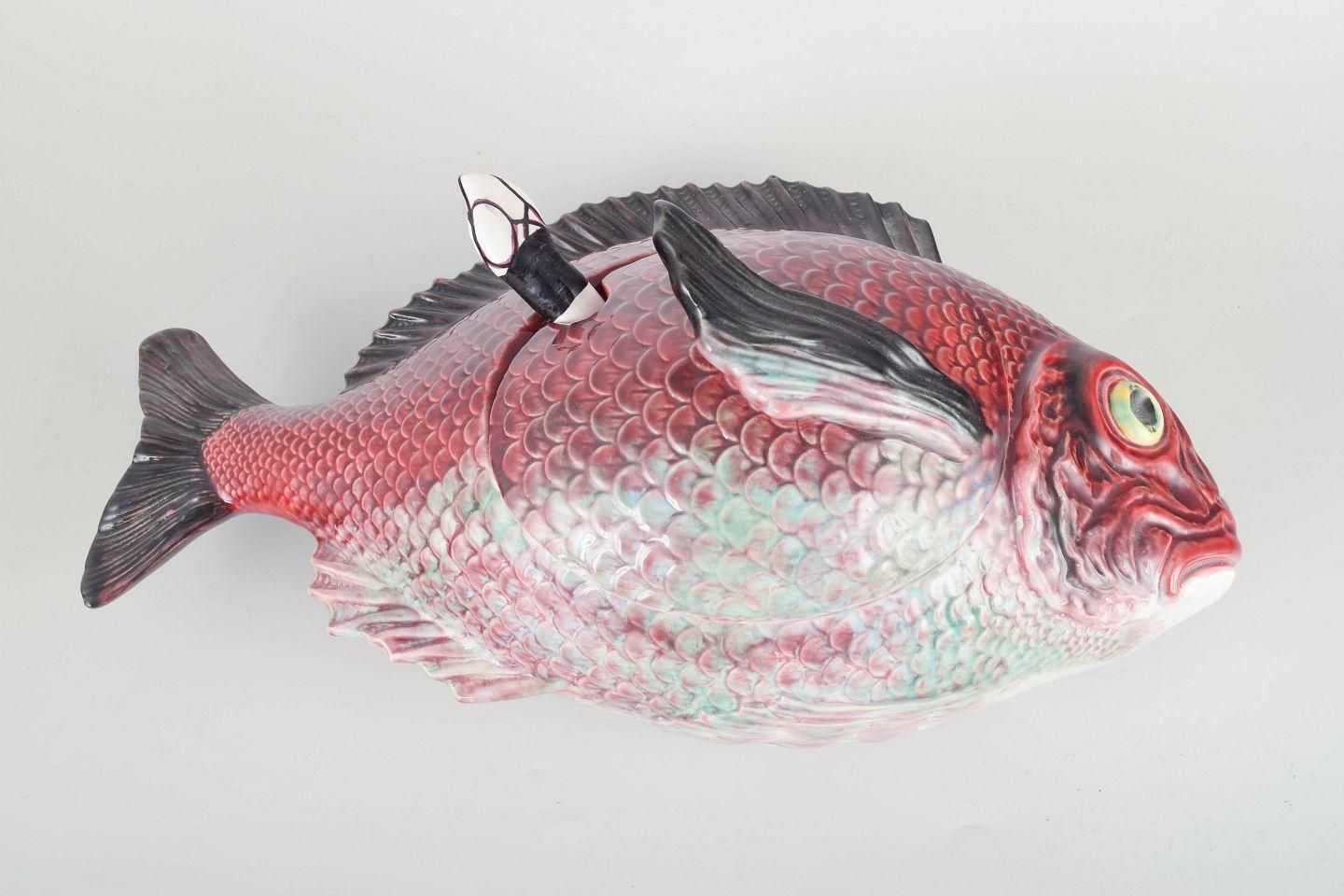 Soupière humoristique en forme de poisson avec couvercle et louche, Portugal, milieu du XXe siècle photo furniture