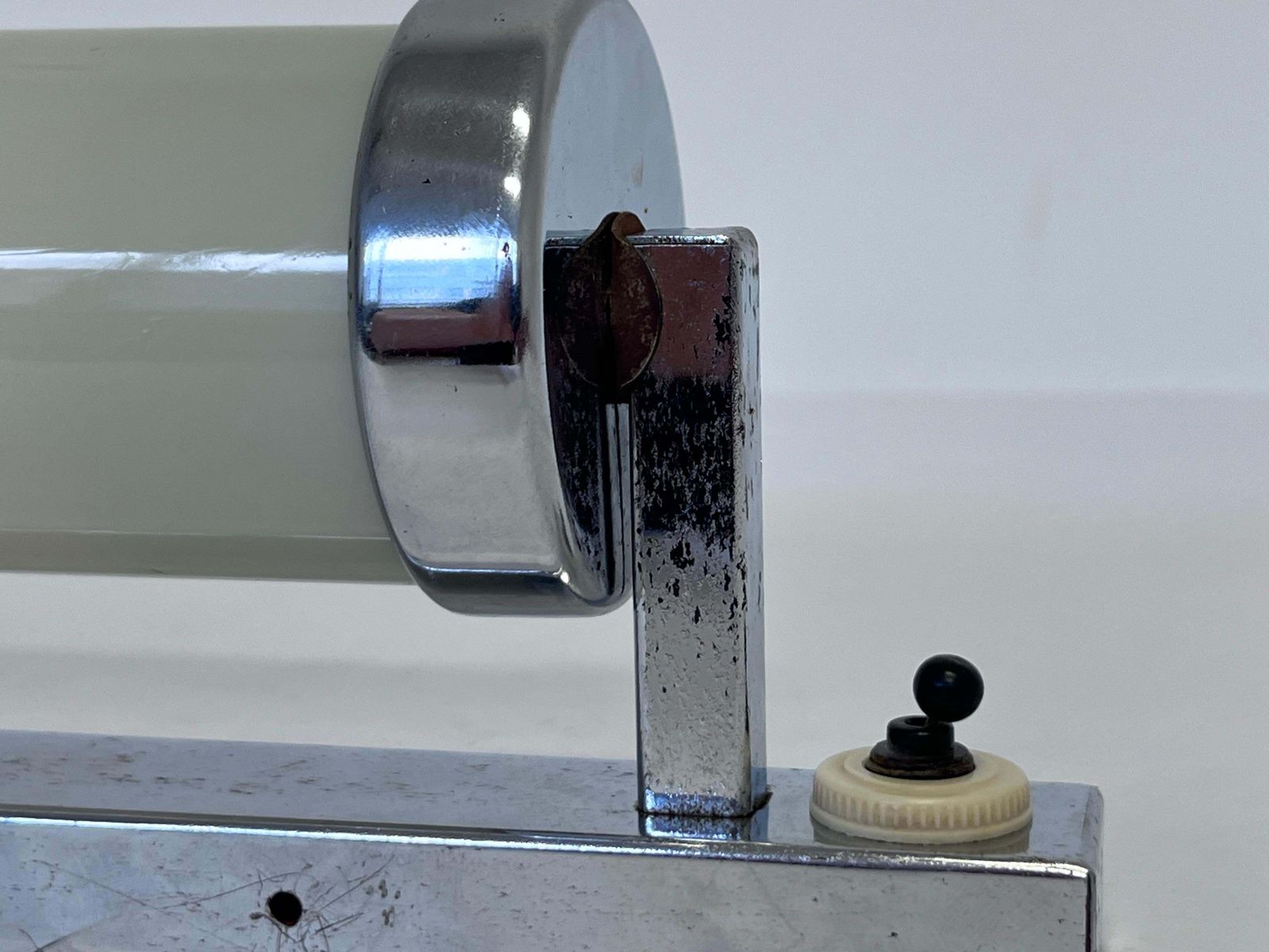 Bauhaus Chrome And Milk Glass Wall Lamp, jaren 1940 – Tsjecho-Slowakije photo 360.0