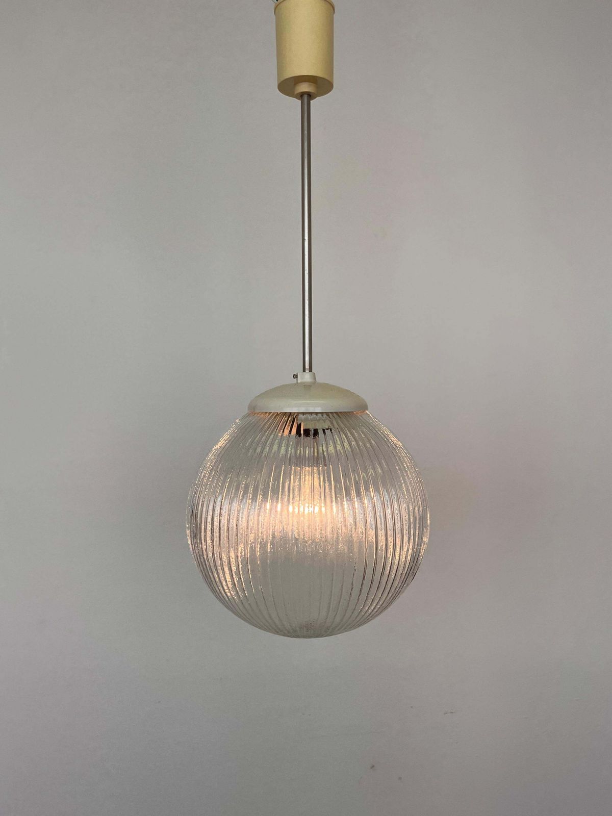 Mid-Century design glazen hanglamp — Tsjecho-Slowakije, ca. jaren 1970 / 6 stuks beschikbaar photo furniture