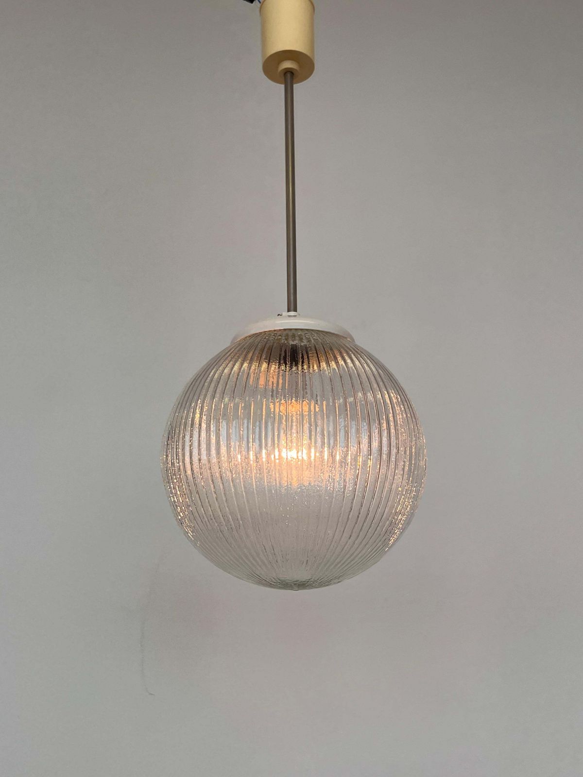Mid-Century design glazen hanglamp — Tsjecho-Slowakije, ca. jaren 1970 / 6 stuks beschikbaar photo for sale