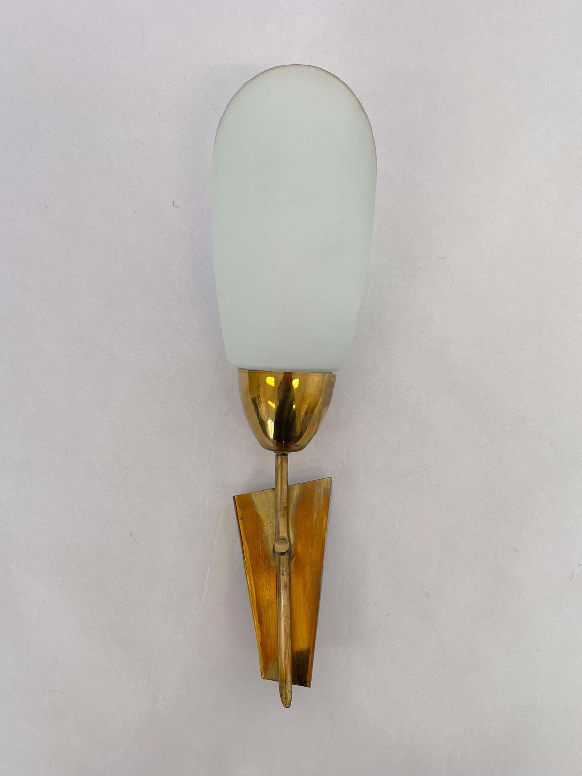 Mid-Century messing en glazen wandlamp van Kamenicky Senov — ca. jaren 1970 photo for sale