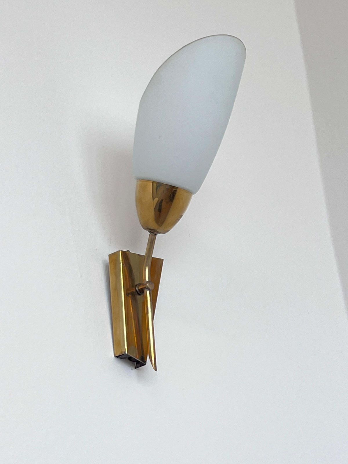 Mid-Century messing en glazen wandlamp van Kamenicky Senov — ca. jaren 1970 photo buy