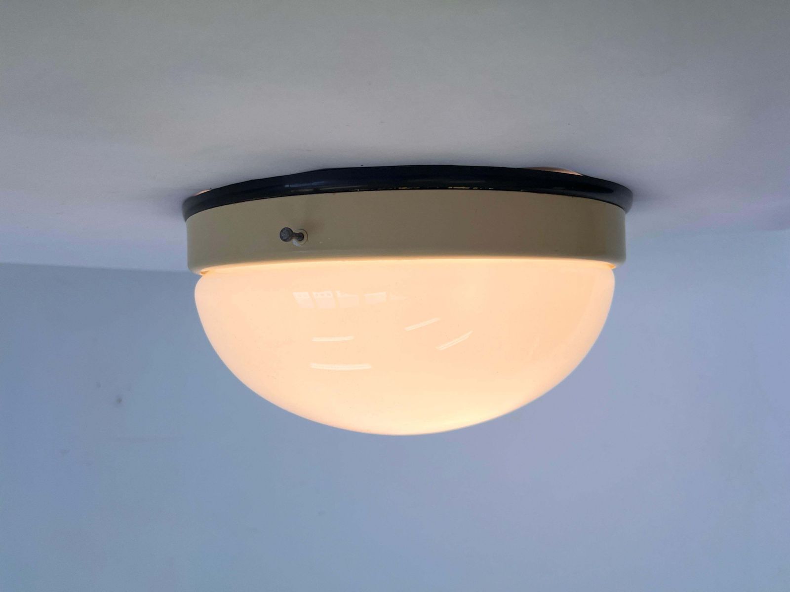 Paar Bakeliet Bauhaus Plafondlampen of Inbouwspots, Wandlampen   jaren 1940 photo Verlichting