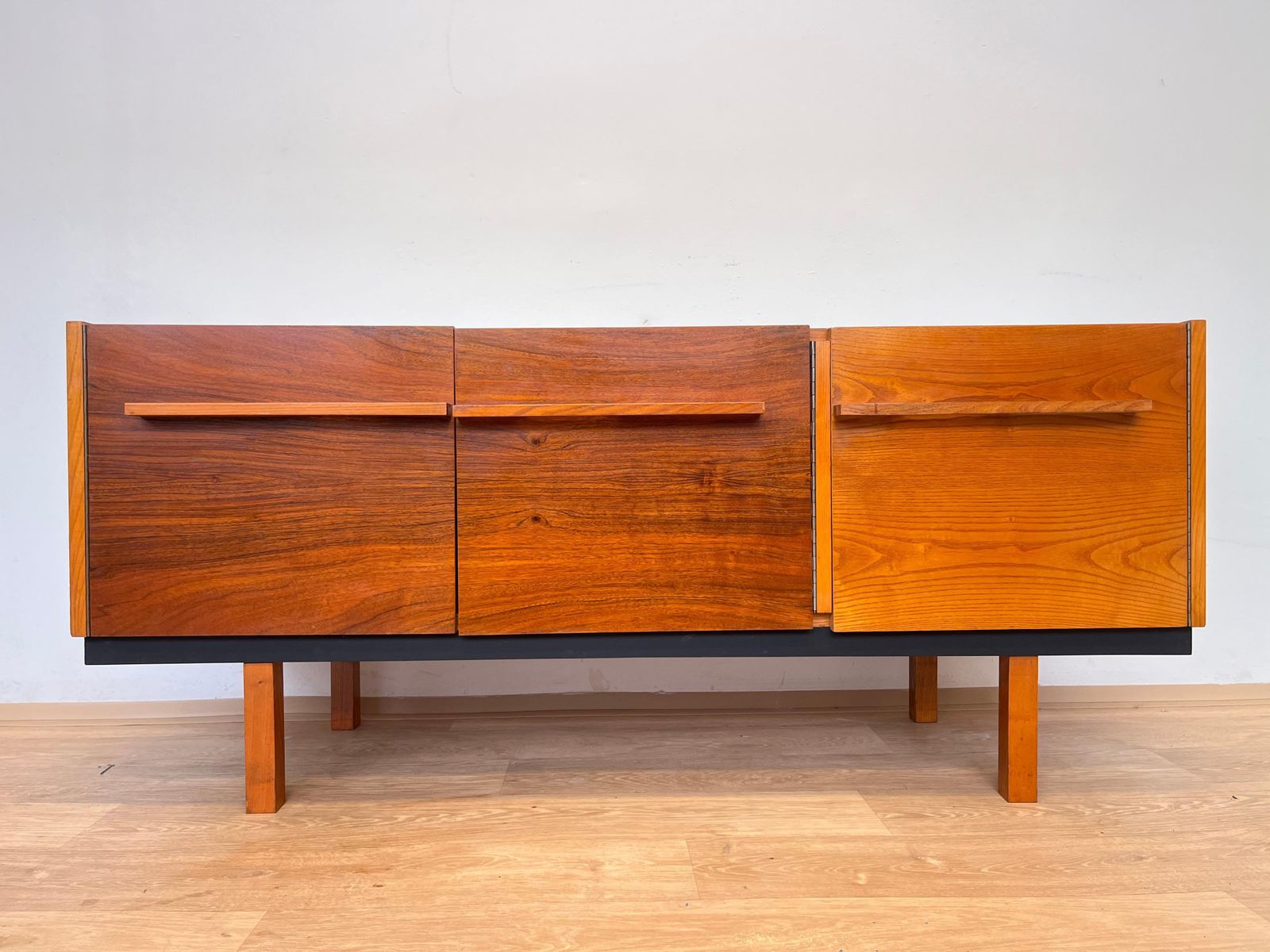 Houten dressoir met eenvoudig ontwerp, jaren 1940 – Up Závody, Tsjecho-Slowakije photo furniture