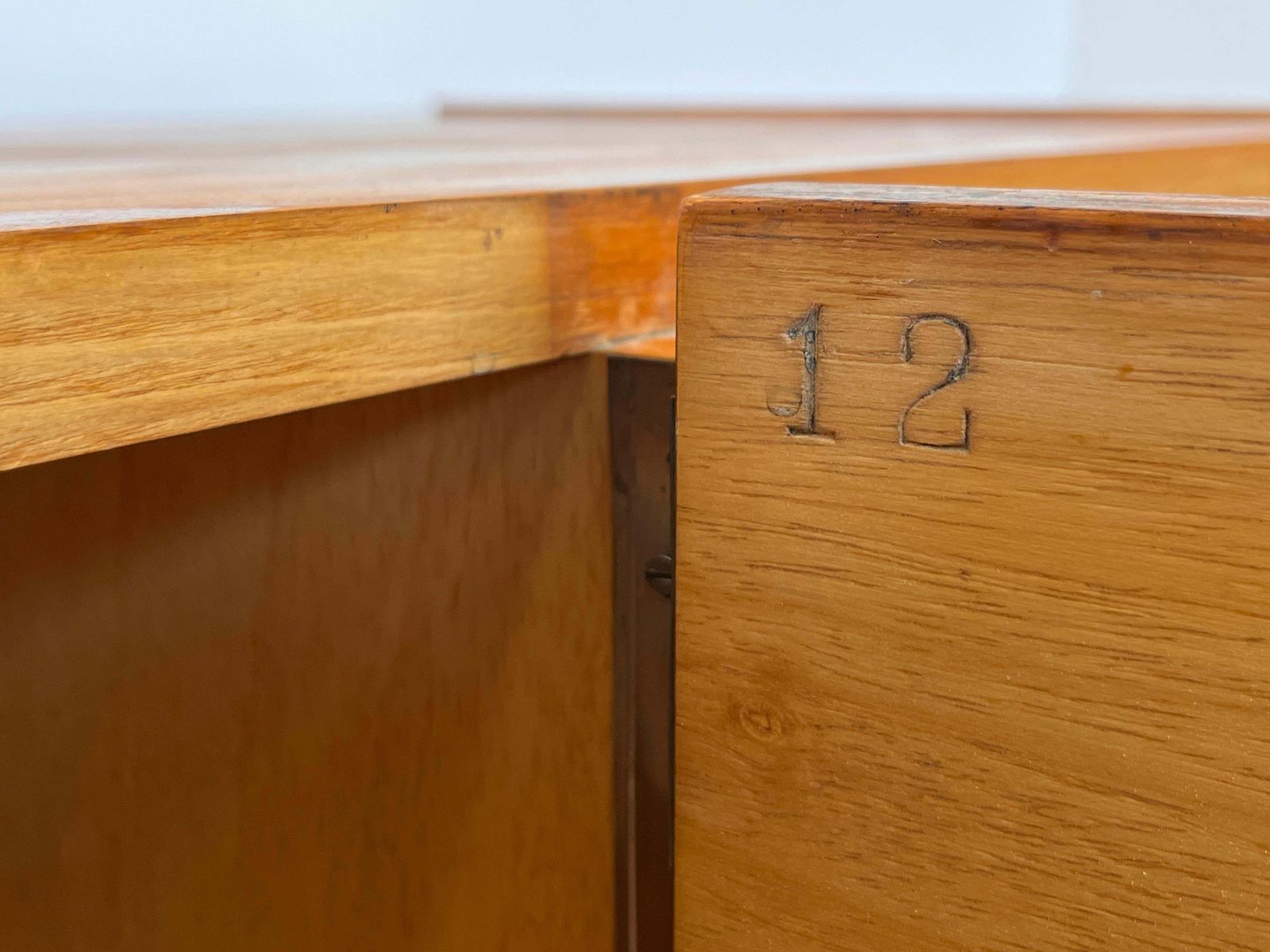 Houten dressoir met eenvoudig ontwerp, jaren 1940 – Up Závody, Tsjecho-Slowakije photo vintage