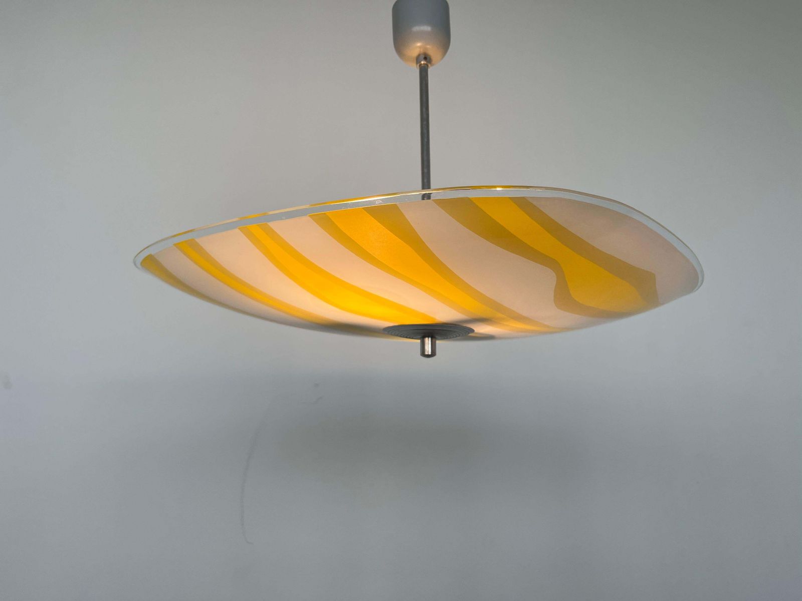 Suspension mid-century en verre par Napako, Tchécoslovaquie, années 1970. photo Luminaires