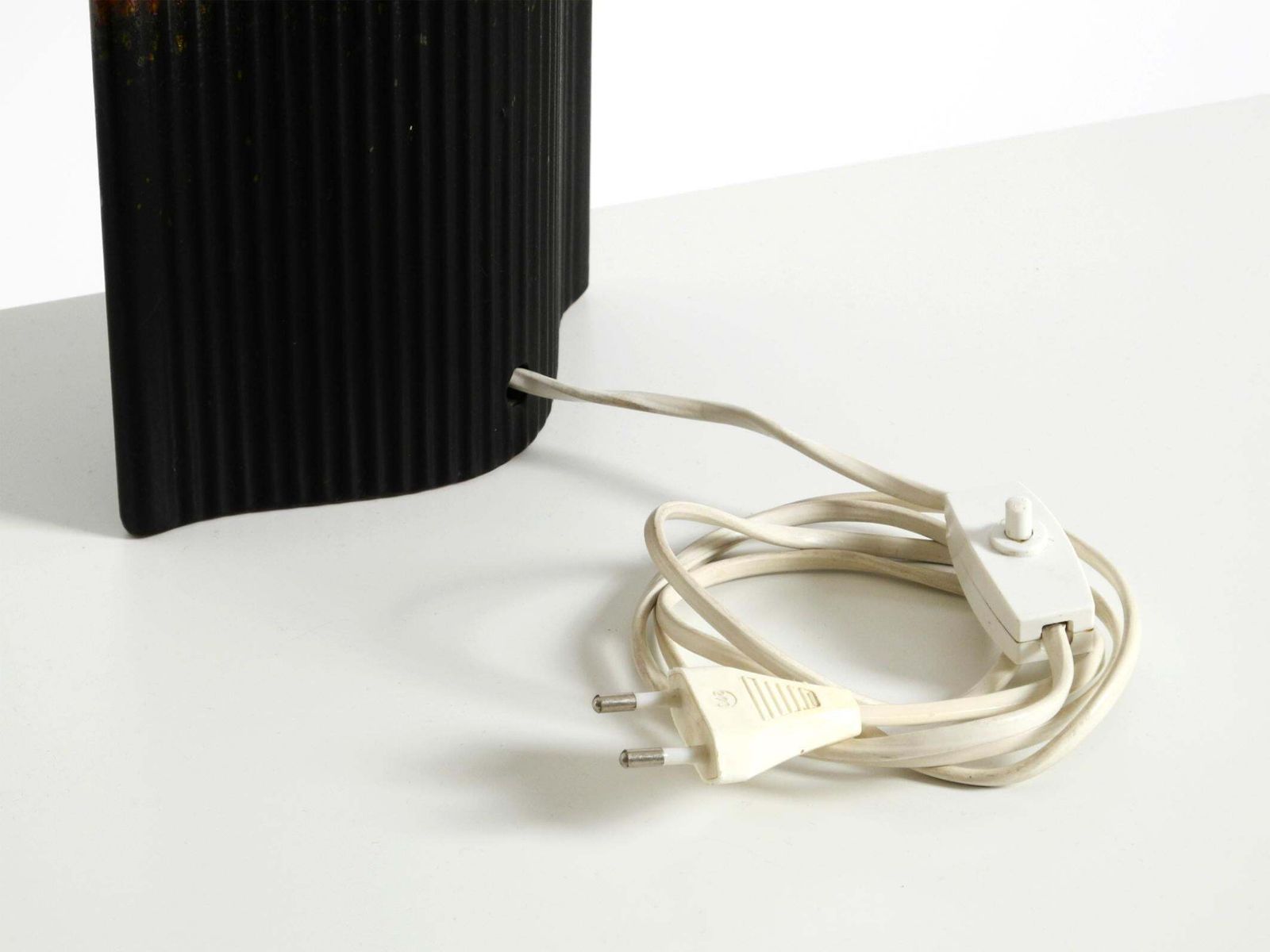 photo vinterior Lampe de table en céramique Kaiser Leuchten rouge et noire, années 1960