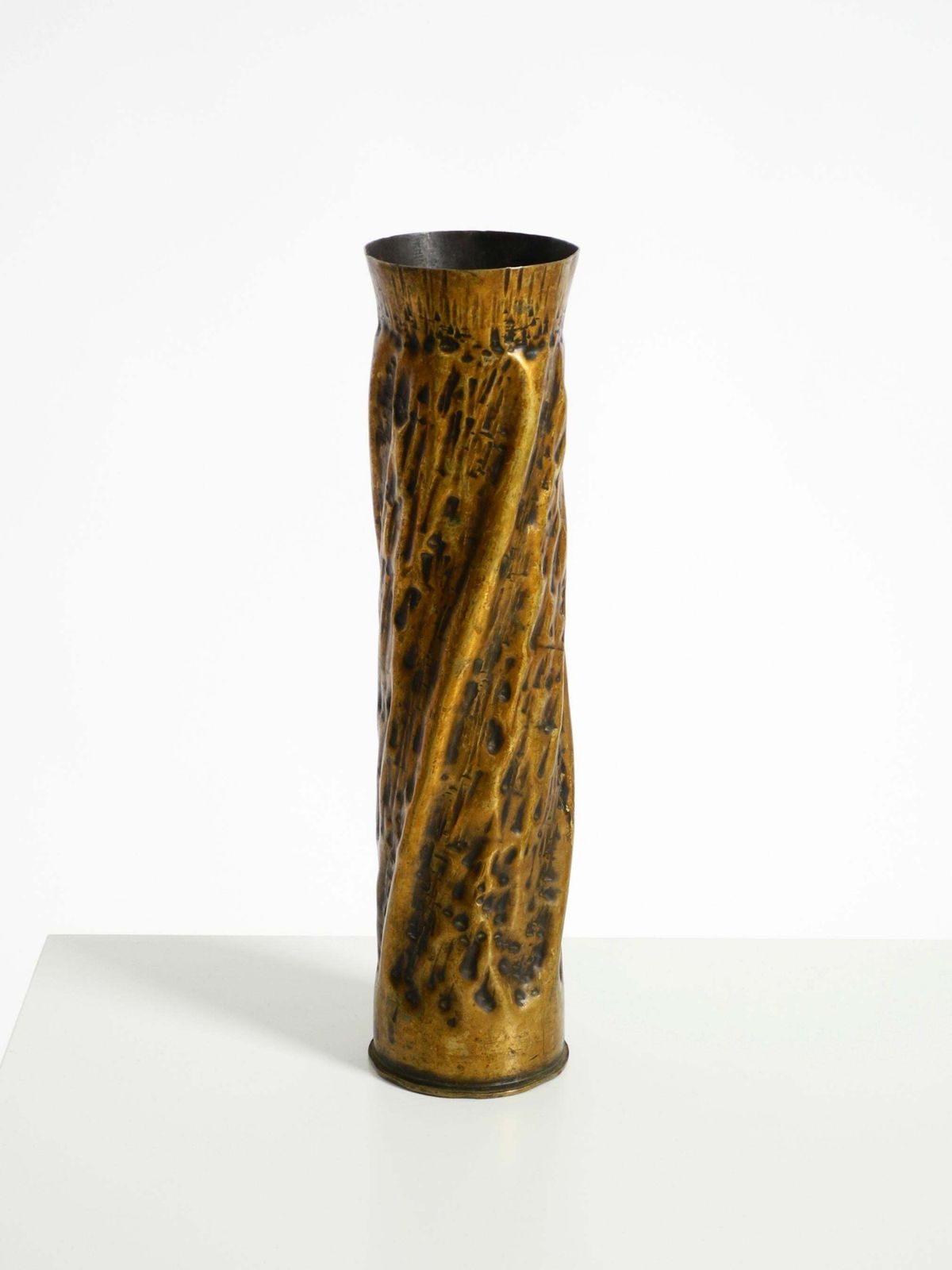 Unieke grote messing vaas in brutalistisch design, handgemaakt in december 1975 photo Woonaccessoires