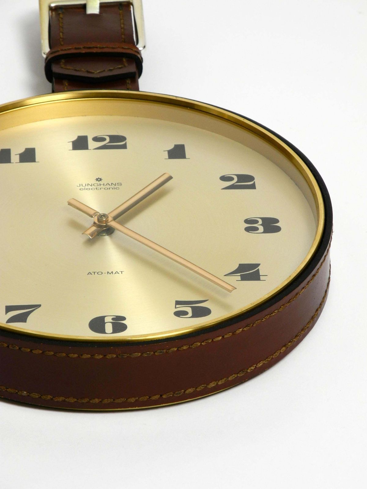 photo buy Junghans Messing Wandklok uit de jaren 1960 met Lederen Ophangband