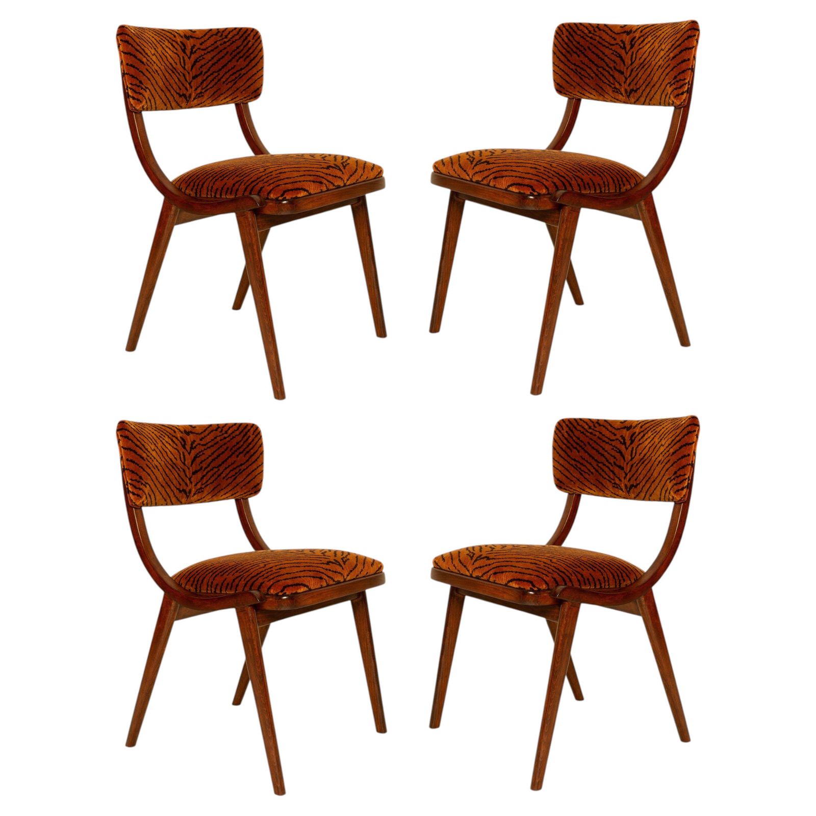 Vier mid-century Bumerang-stoelen, Tiger Speaking velvet Dedar, Polen, jaren 1960