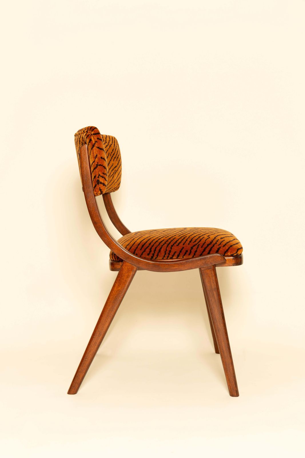 Vier mid-century Bumerang-stoelen, Tiger Speaking velvet Dedar, Polen, jaren 1960 photo for sale