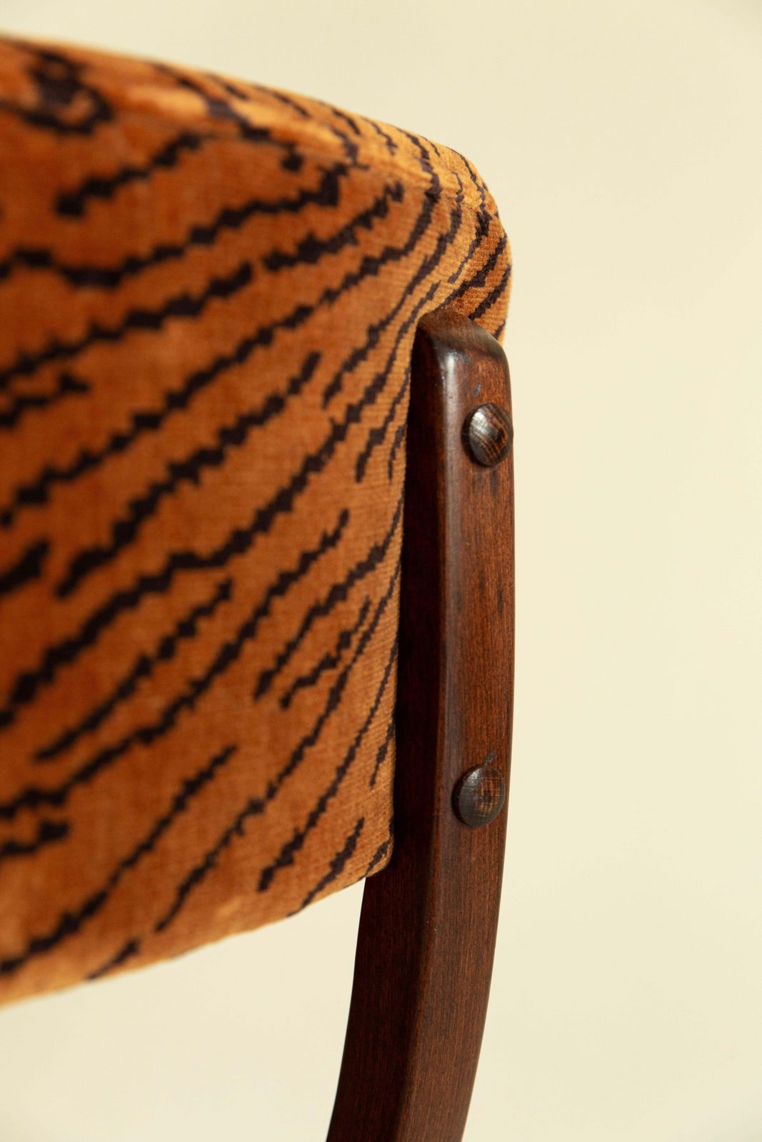 photo furniture Vier mid-century Bumerang-stoelen, Tiger Speaking velvet Dedar, Polen, jaren 1960