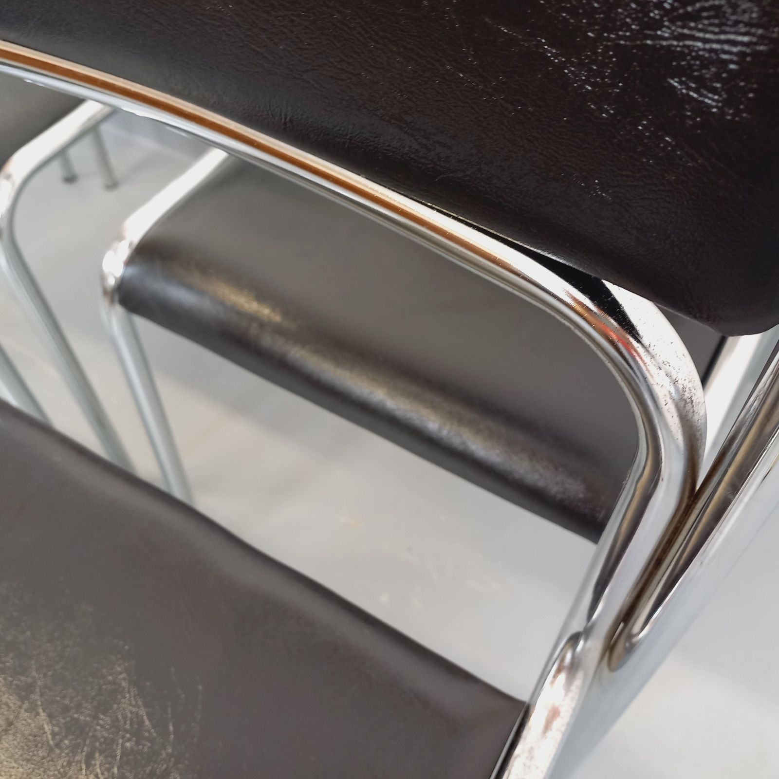 photo for sale 6 Italiaanse stoelen van verchroomd metaal en zwart kunstleer