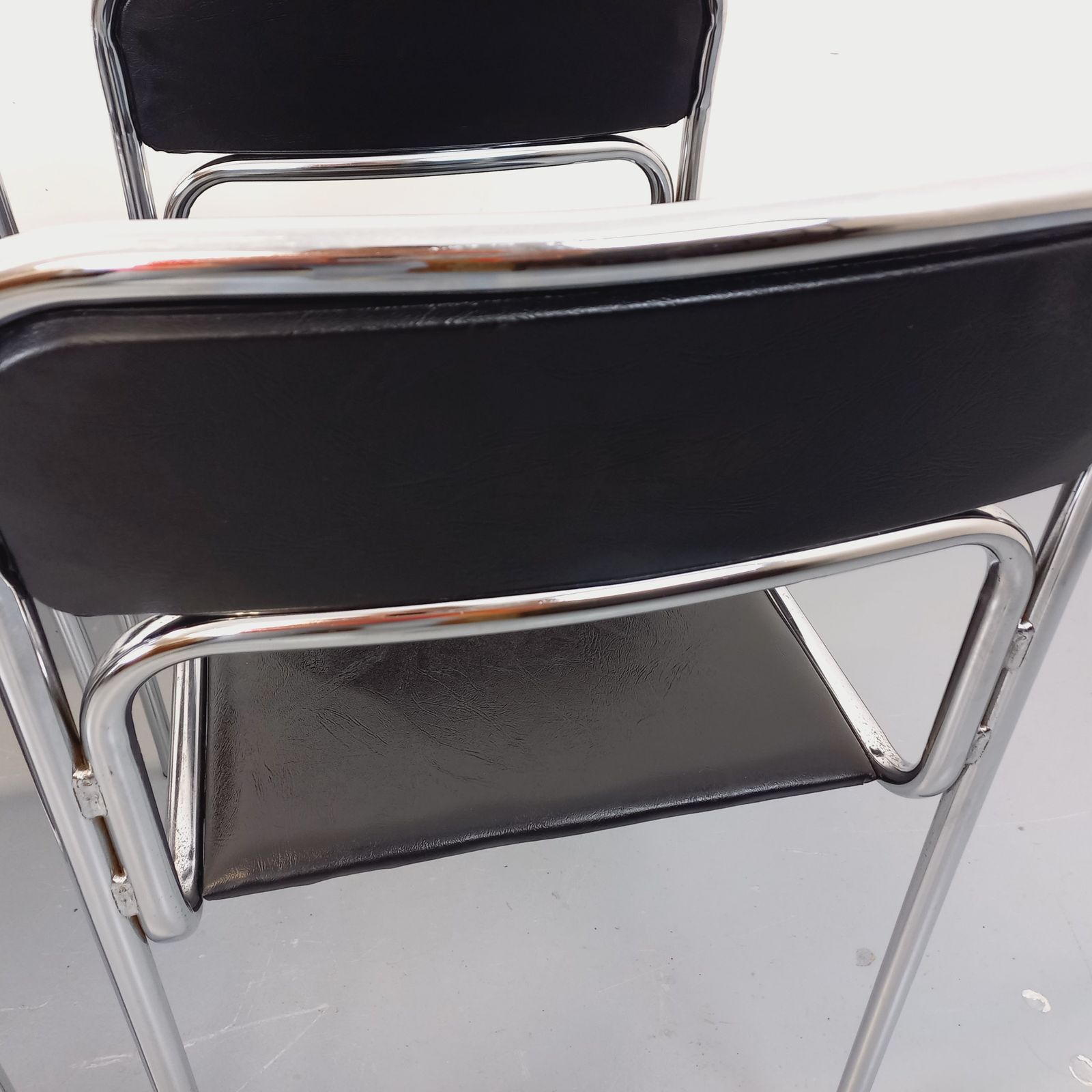 photo buy 6 Italiaanse stoelen van verchroomd metaal en zwart kunstleer