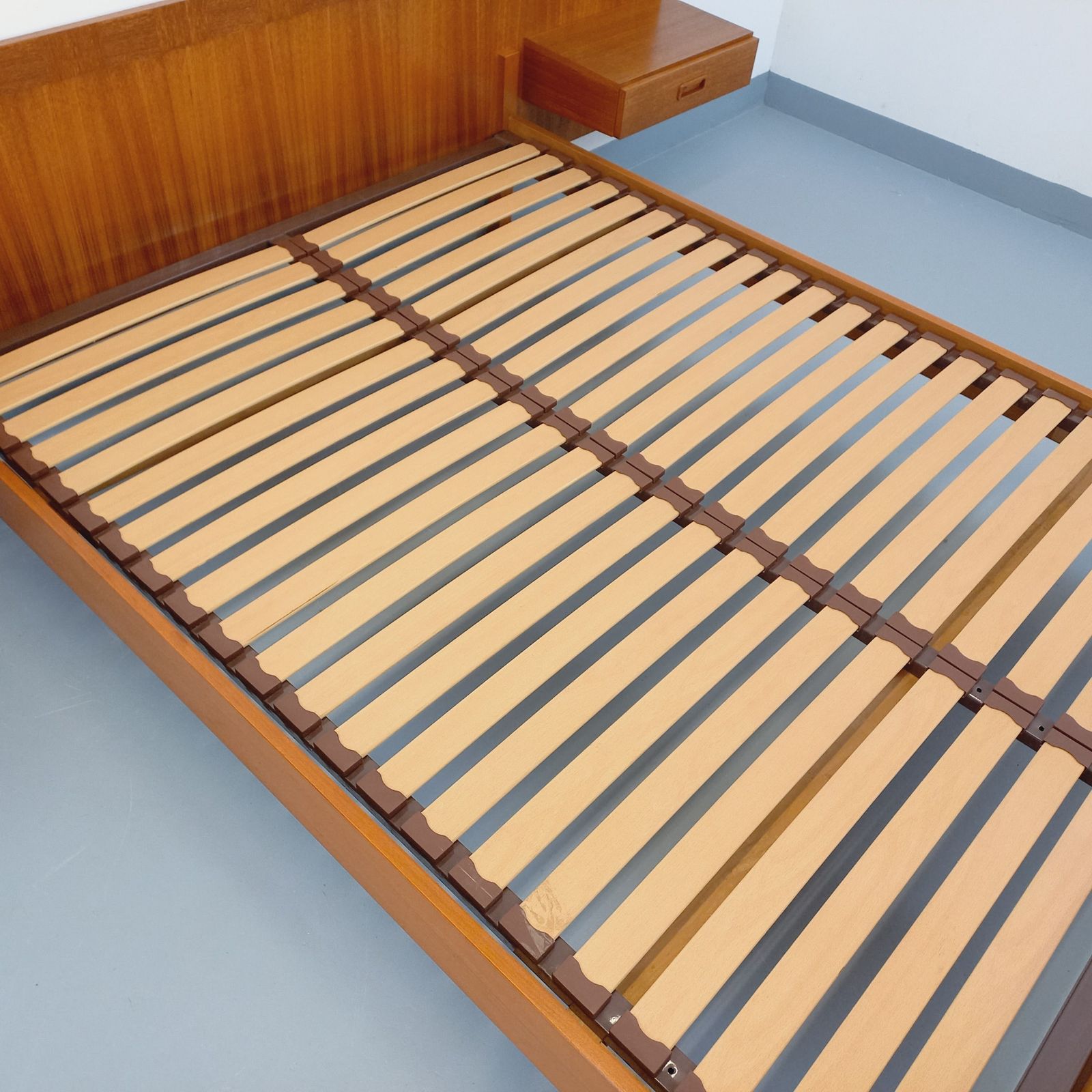 Scandinavisch tweepersoonsbed met 2 geïntegreerde teakhouten nachtkastjes photo Meubels