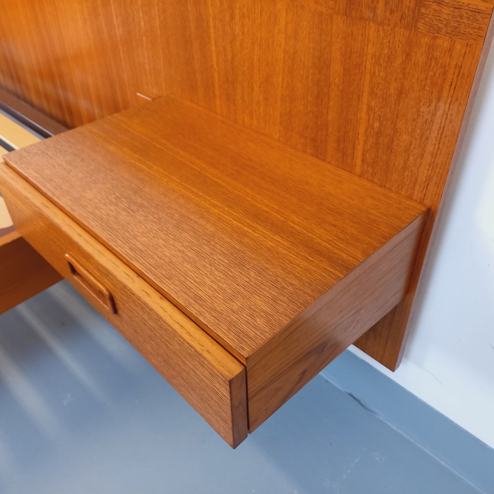 Scandinavisch tweepersoonsbed met 2 geïntegreerde teakhouten nachtkastjes photo buy