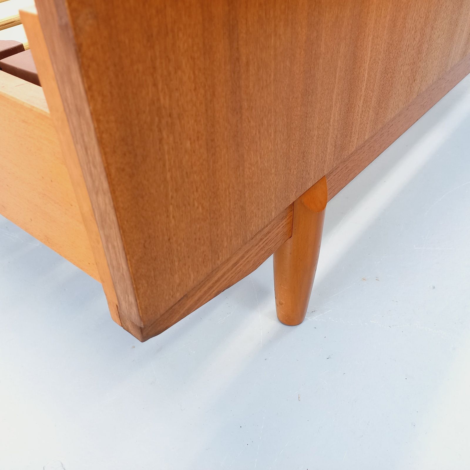 photo furniture Scandinavisch tweepersoonsbed met 2 geïntegreerde teakhouten nachtkastjes