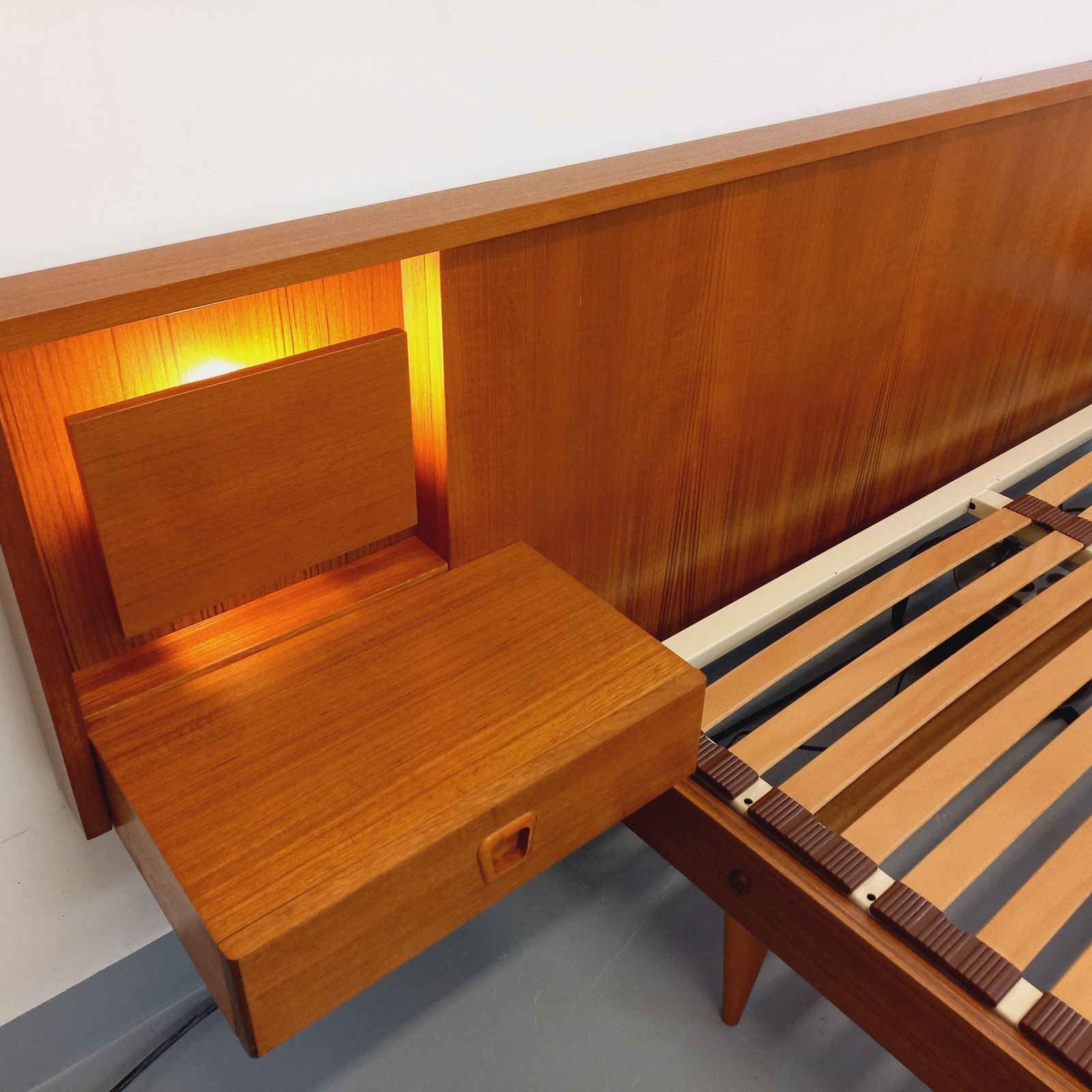 photo for sale Scandinavisch tweepersoonsbed met verlichte teakhouten nachtkastjes