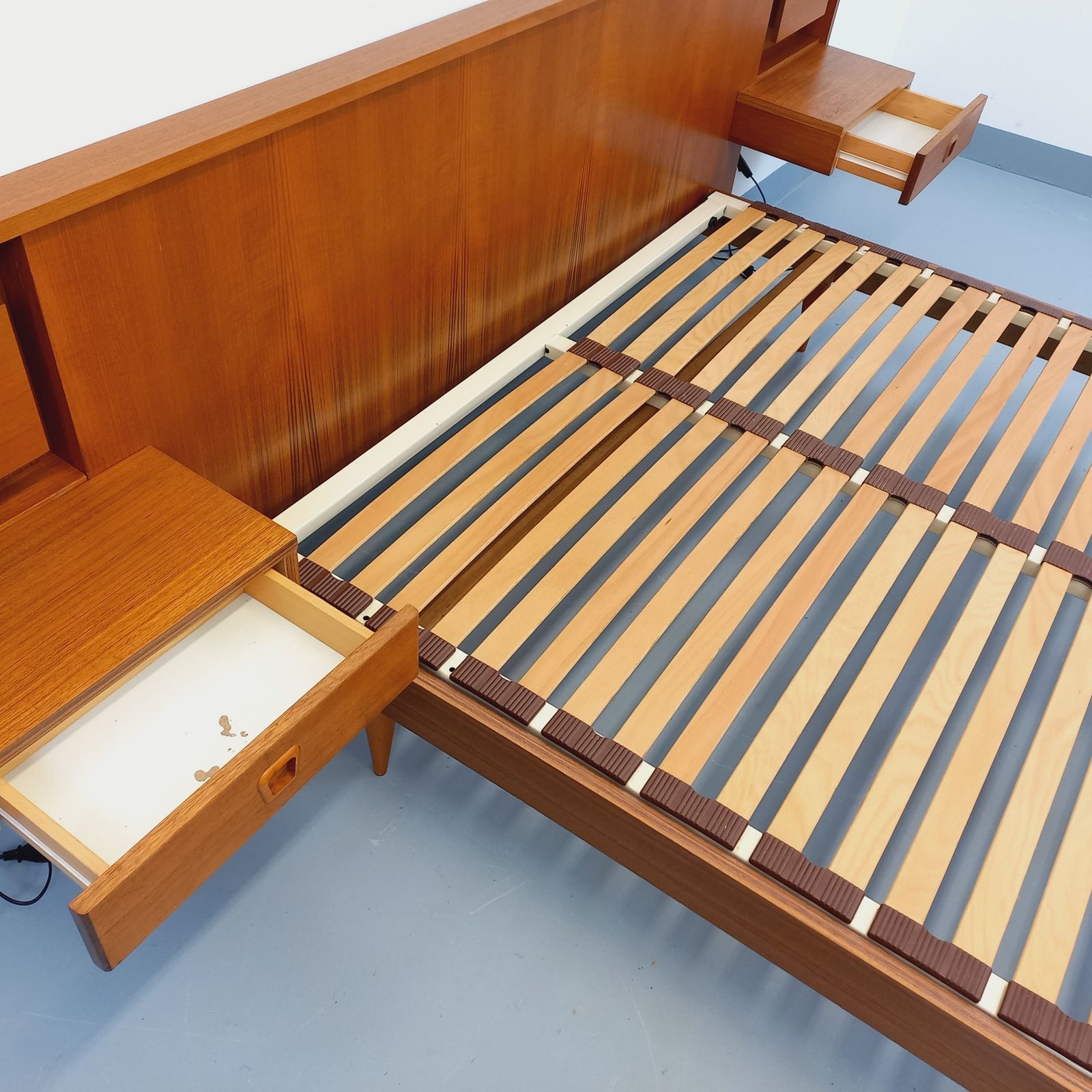 photo vintage Lit double scandinave avec tables de chevet en teck illuminées
