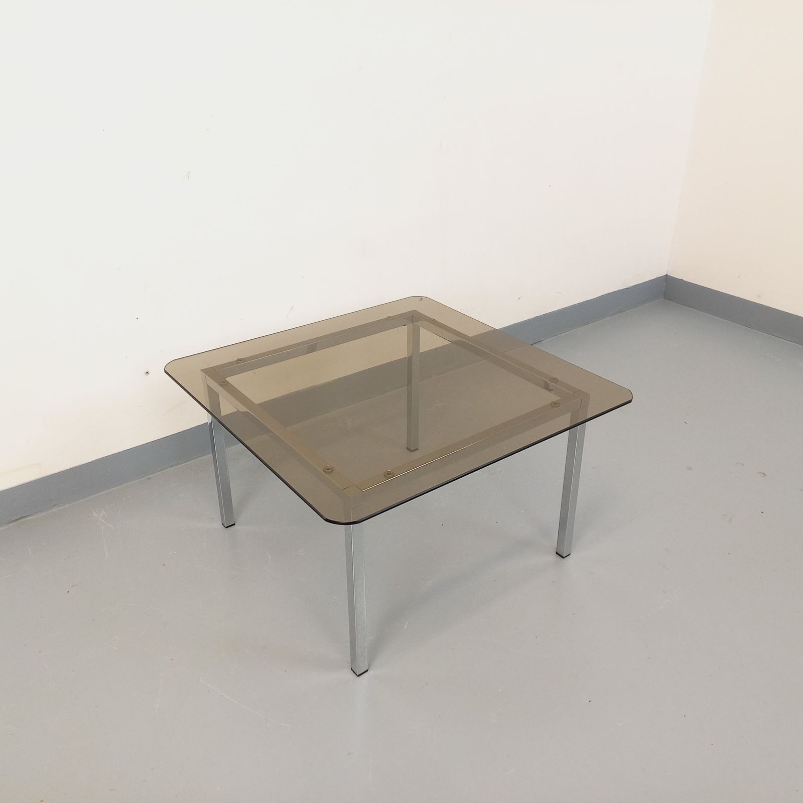 Vierkante salontafel in de stijl van Knoll, rookglas en verchroomd metaal photo 935.0