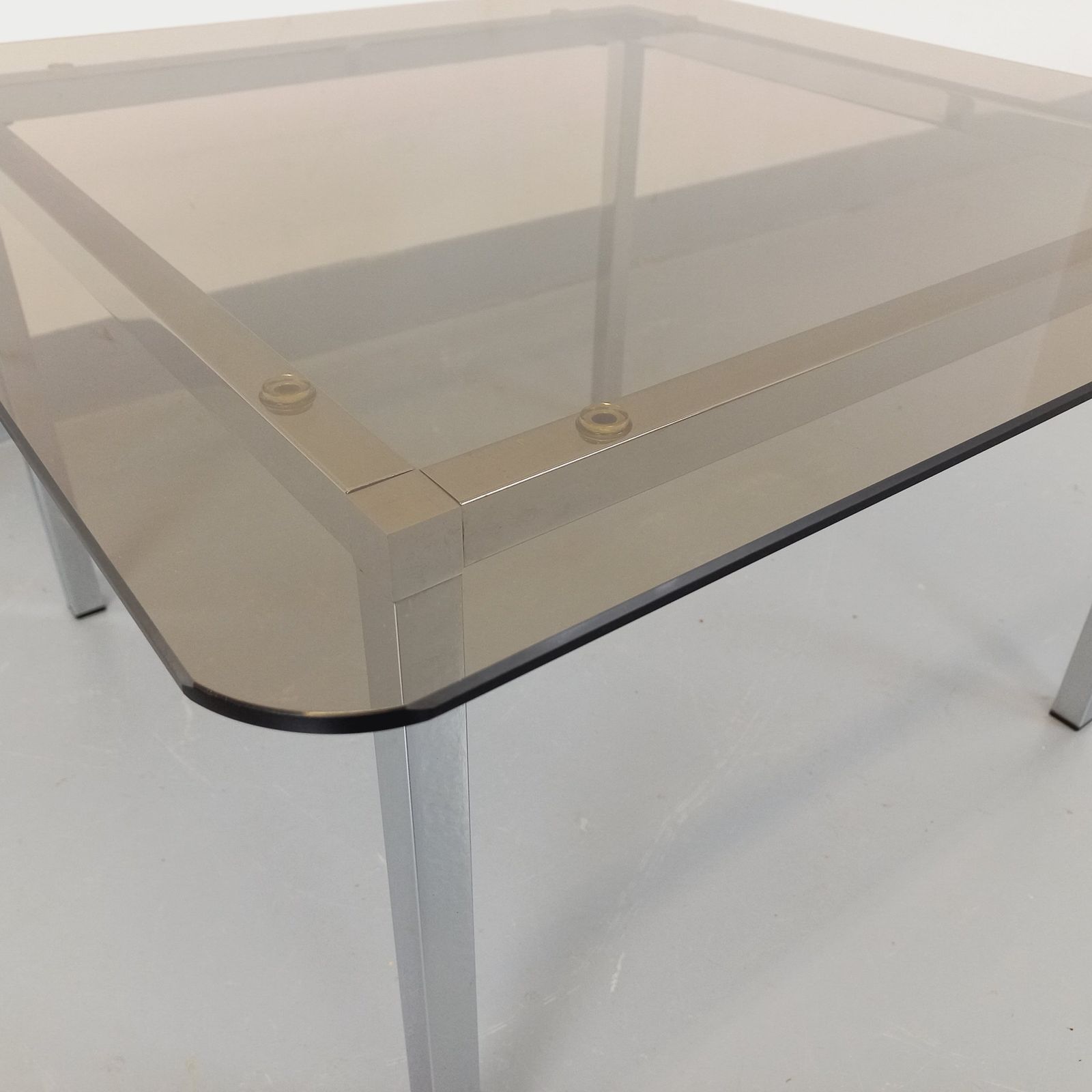 photo vinterior Vierkante salontafel in de stijl van Knoll, rookglas en verchroomd metaal