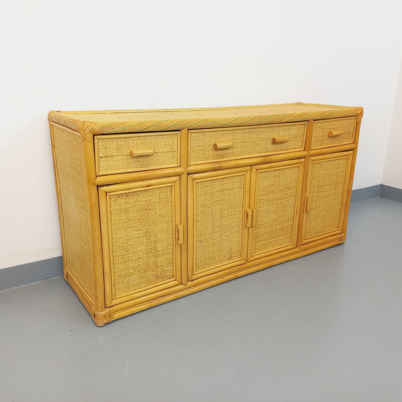 Opbergkast van rotan en gevlochten rotan