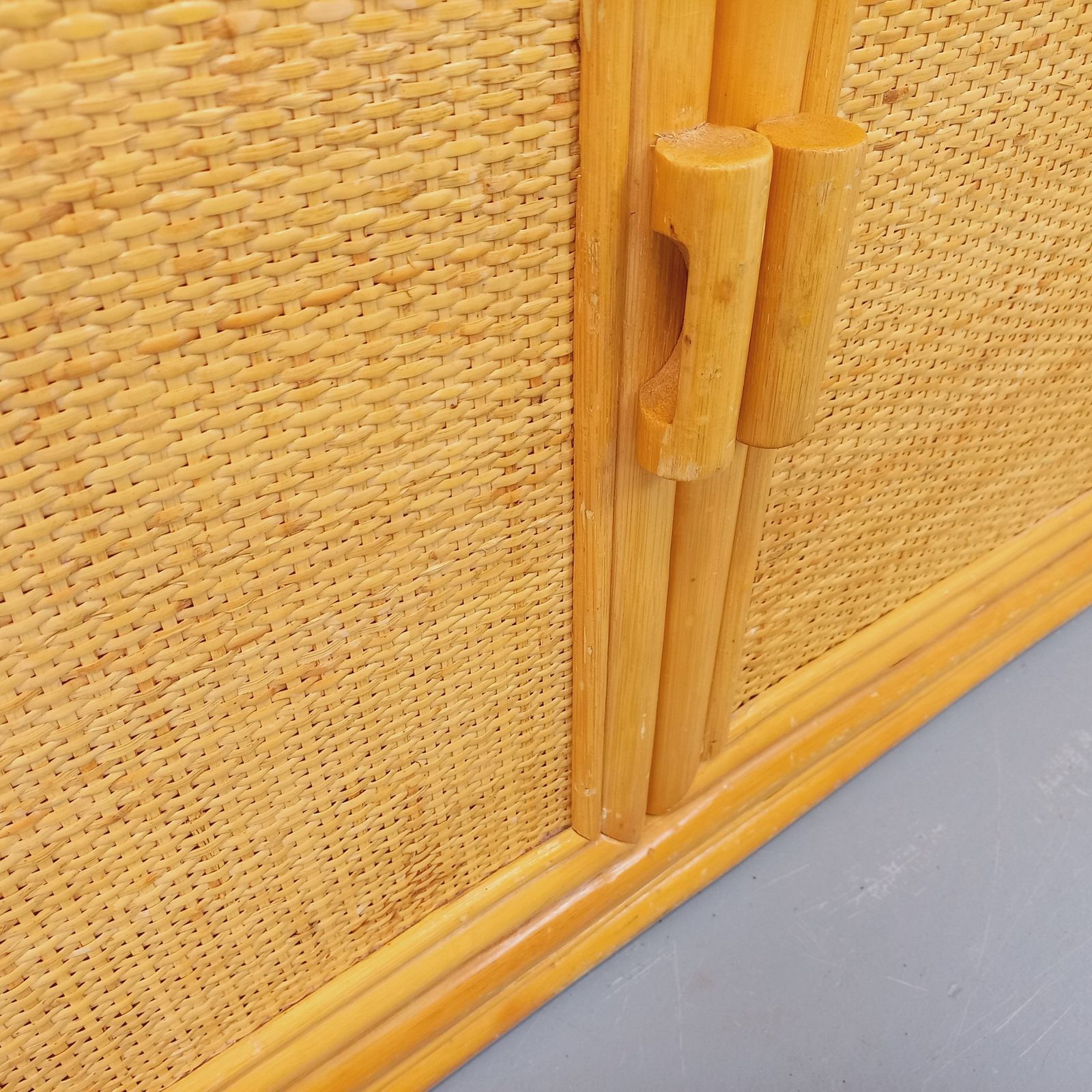 Opbergkast van rotan en gevlochten rotan photo buy